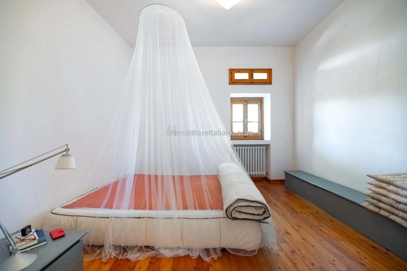 Spacious 5-Bedroom Farmhouse with Dual Living in Bucine, Tuscany - View image 50 of 50