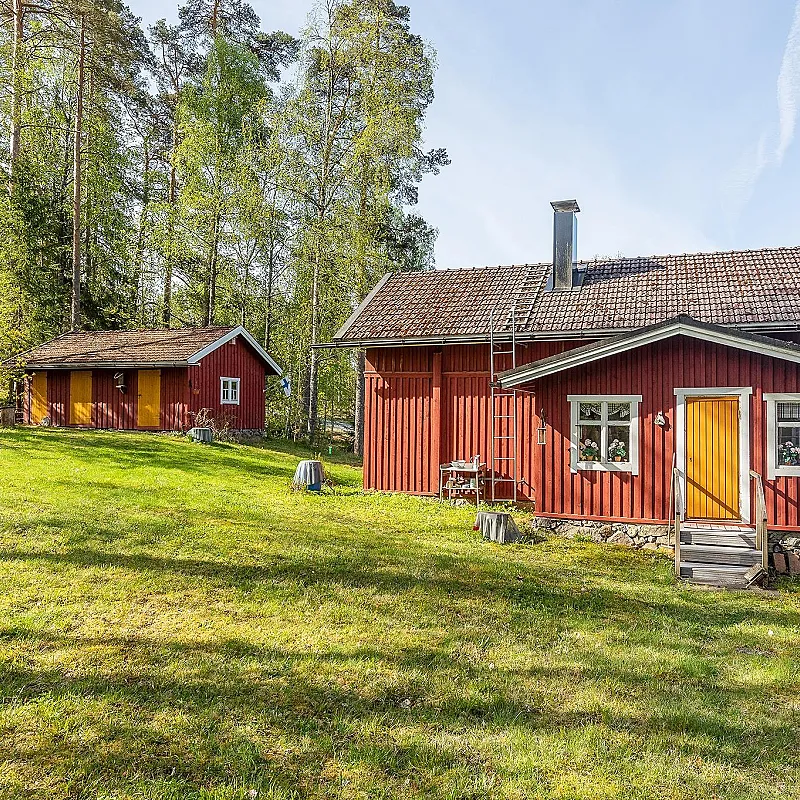 19th-Century Finnish Log Cabin with Expansive Garden in Kisko