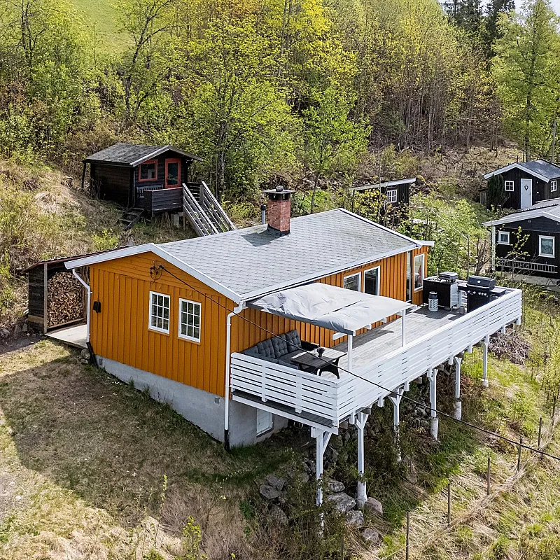 1960-luvun mökki, jossa on avara terassi, maisemallisessa Hurdalissa, Norjassa