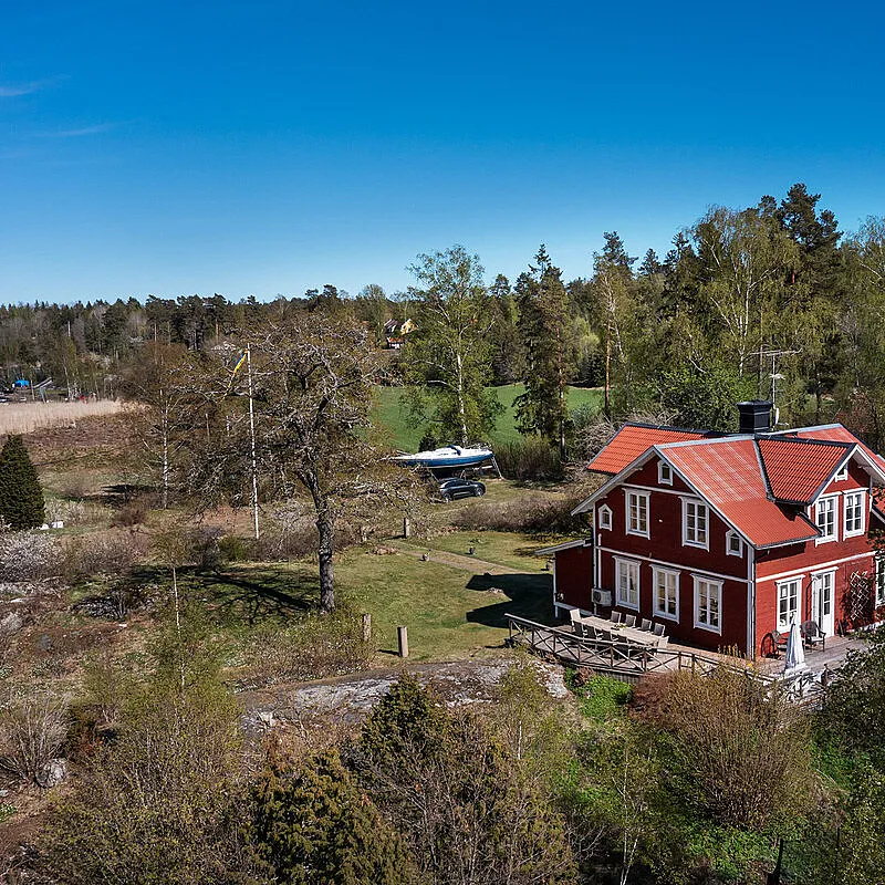 Early 20th Century Swedish House with Expansive Garden in Vettershaga