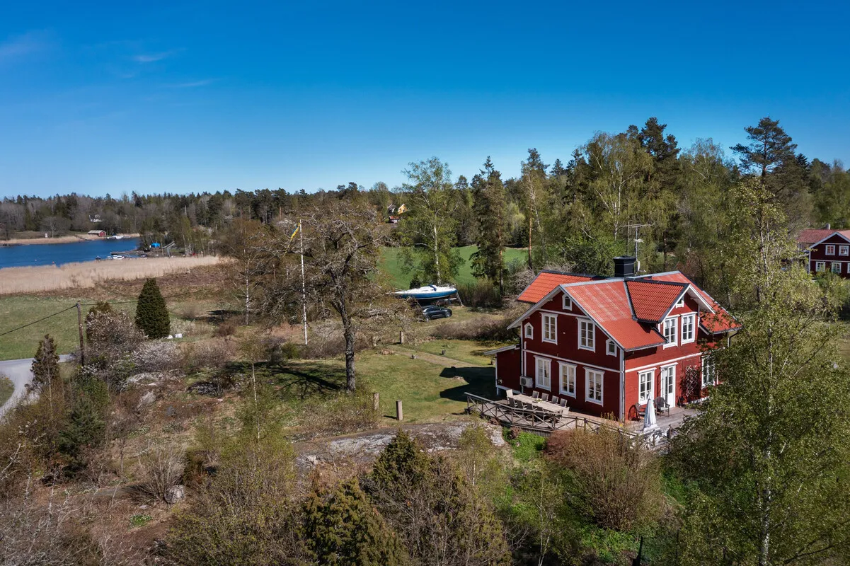 Early 20th Century Swedish House with Expansive Garden in Vettershaga - Image 1