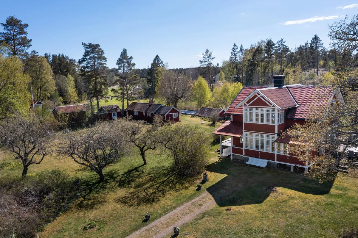 Early 20th Century Swedish House with Expansive Garden in Vettershaga - Image 2