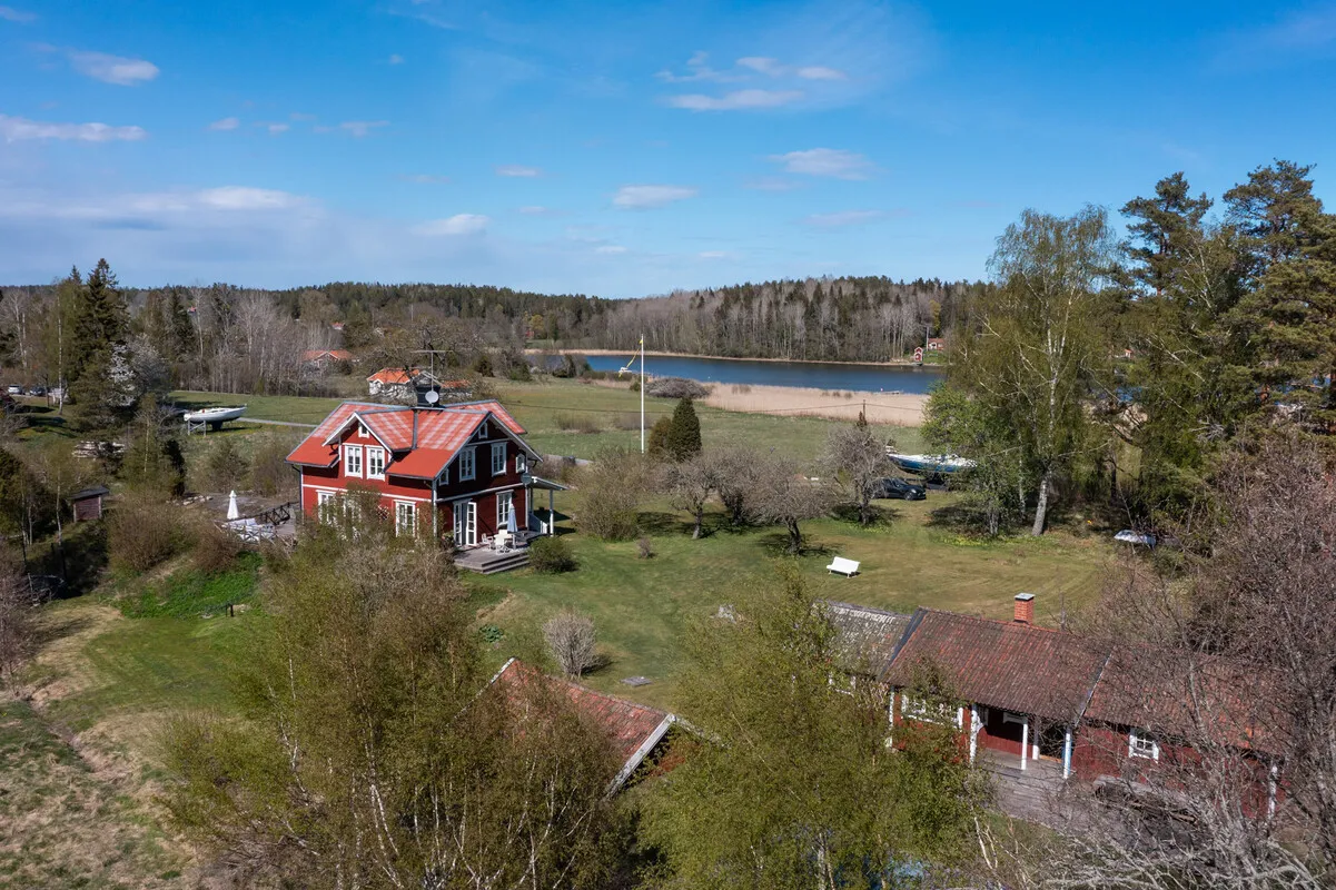 Early 20th Century Swedish House with Expansive Garden in Vettershaga - Image 3