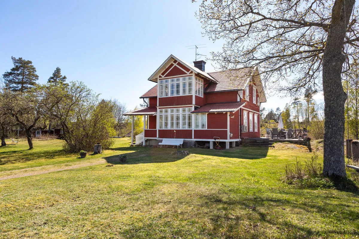 Early 20th Century Swedish House with Expansive Garden in Vettershaga - Image 4
