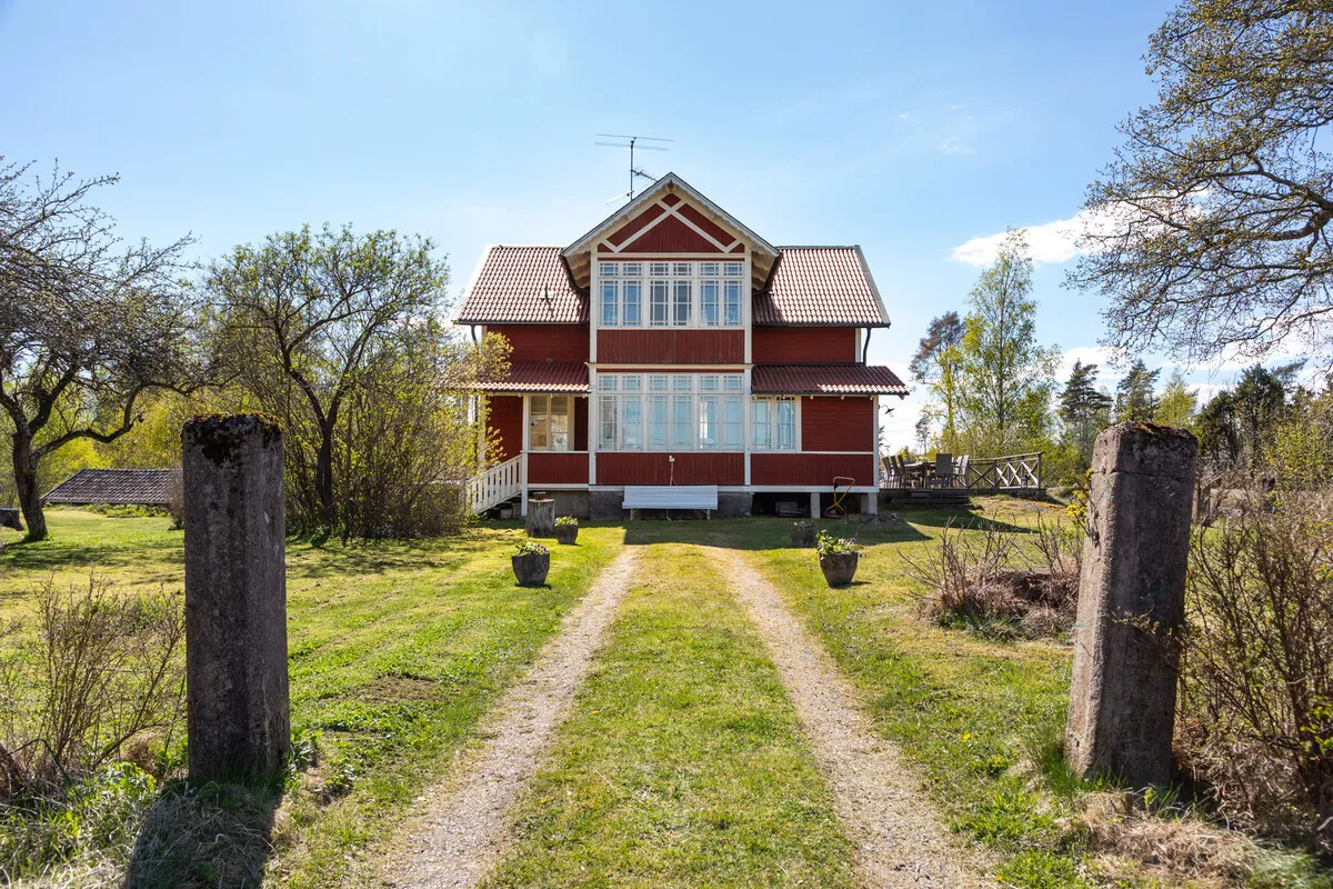 Early 20th Century Swedish House with Expansive Garden in Vettershaga - Image 5