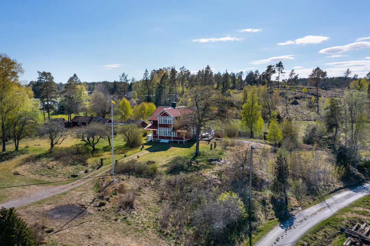 Early 20th Century Swedish House with Expansive Garden in Vettershaga - View image 6 of 56