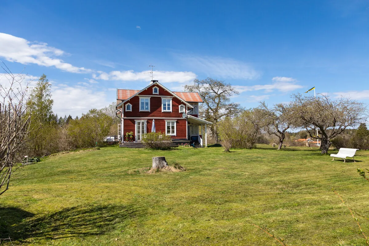 Early 20th Century Swedish House with Expansive Garden in Vettershaga - View image 7 of 56