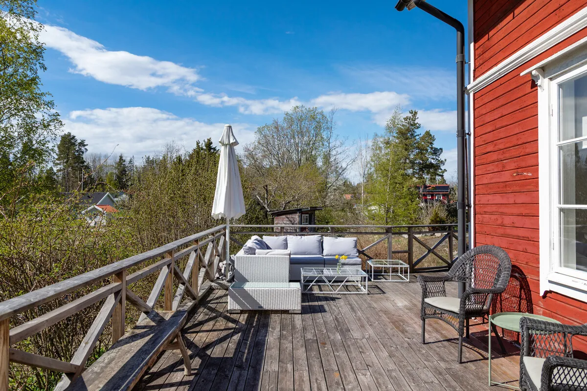 Early 20th Century Swedish House with Expansive Garden in Vettershaga - View image 8 of 56
