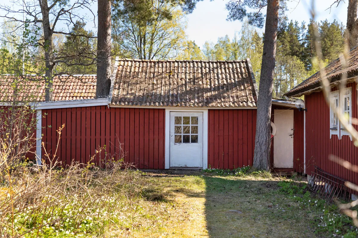 Early 20th Century Swedish House with Expansive Garden in Vettershaga - View image 15 of 56