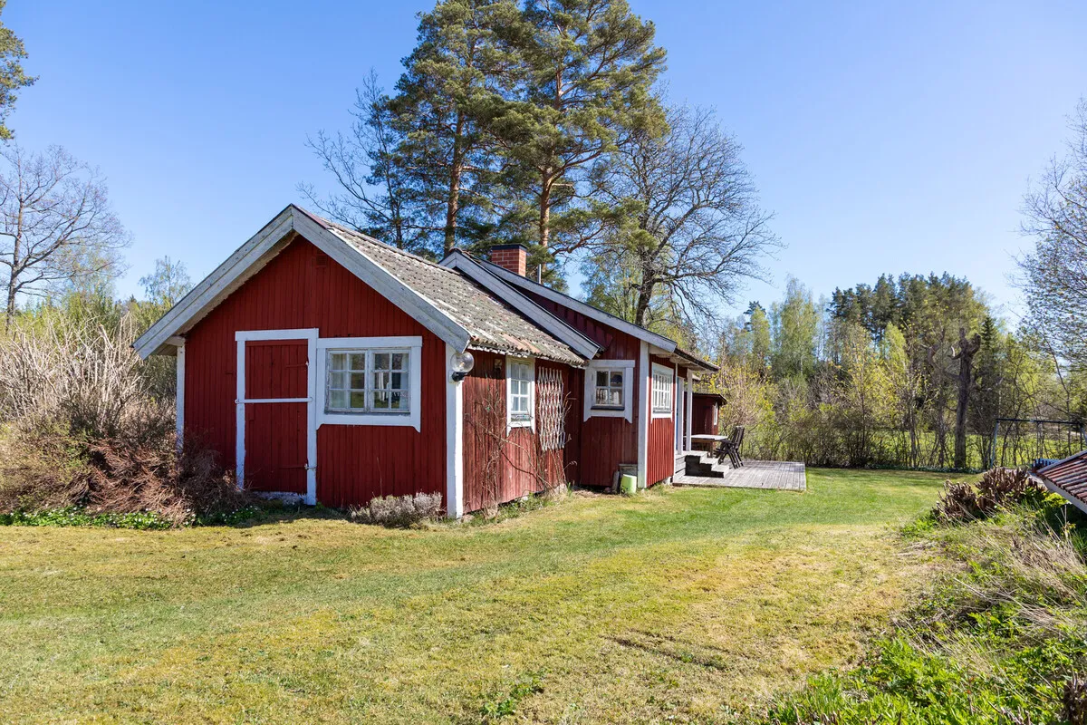 Early 20th Century Swedish House with Expansive Garden in Vettershaga - View image 16 of 56