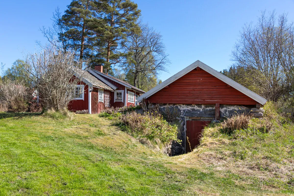 Early 20th Century Swedish House with Expansive Garden in Vettershaga - View image 18 of 56