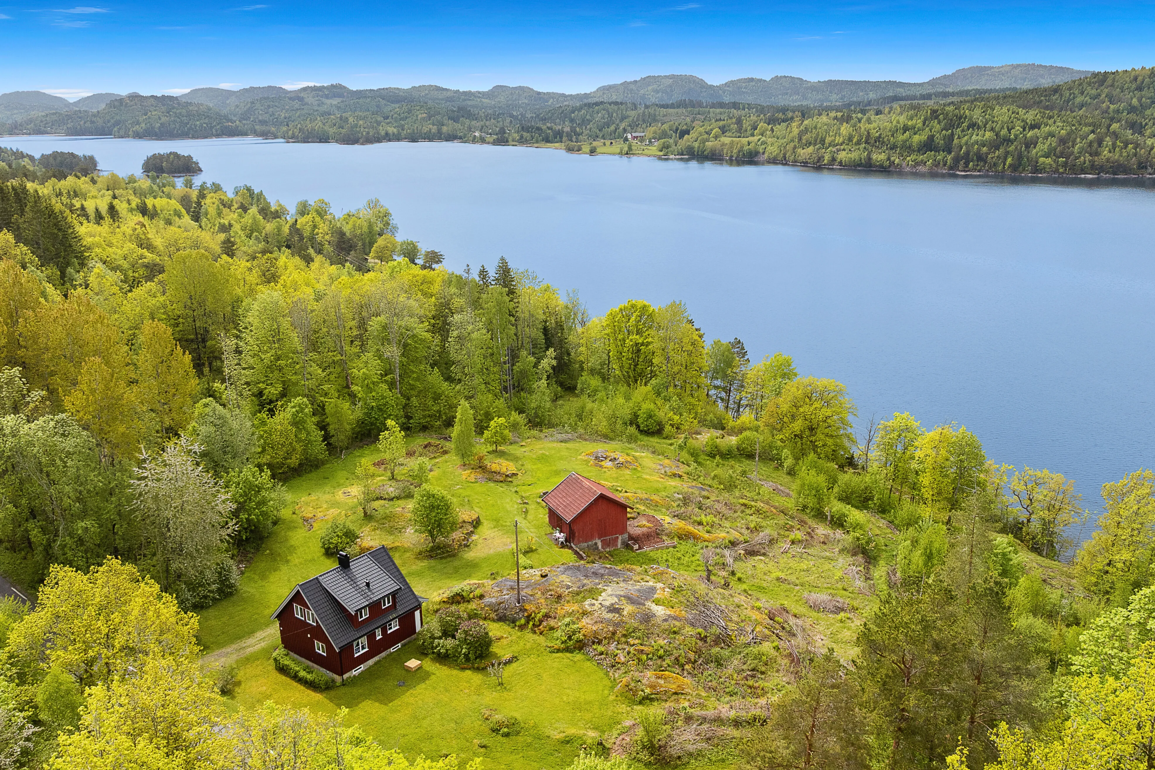 1950s Country House on Expansive Plot with Lake Access in Kvelde, Norway - Image 2