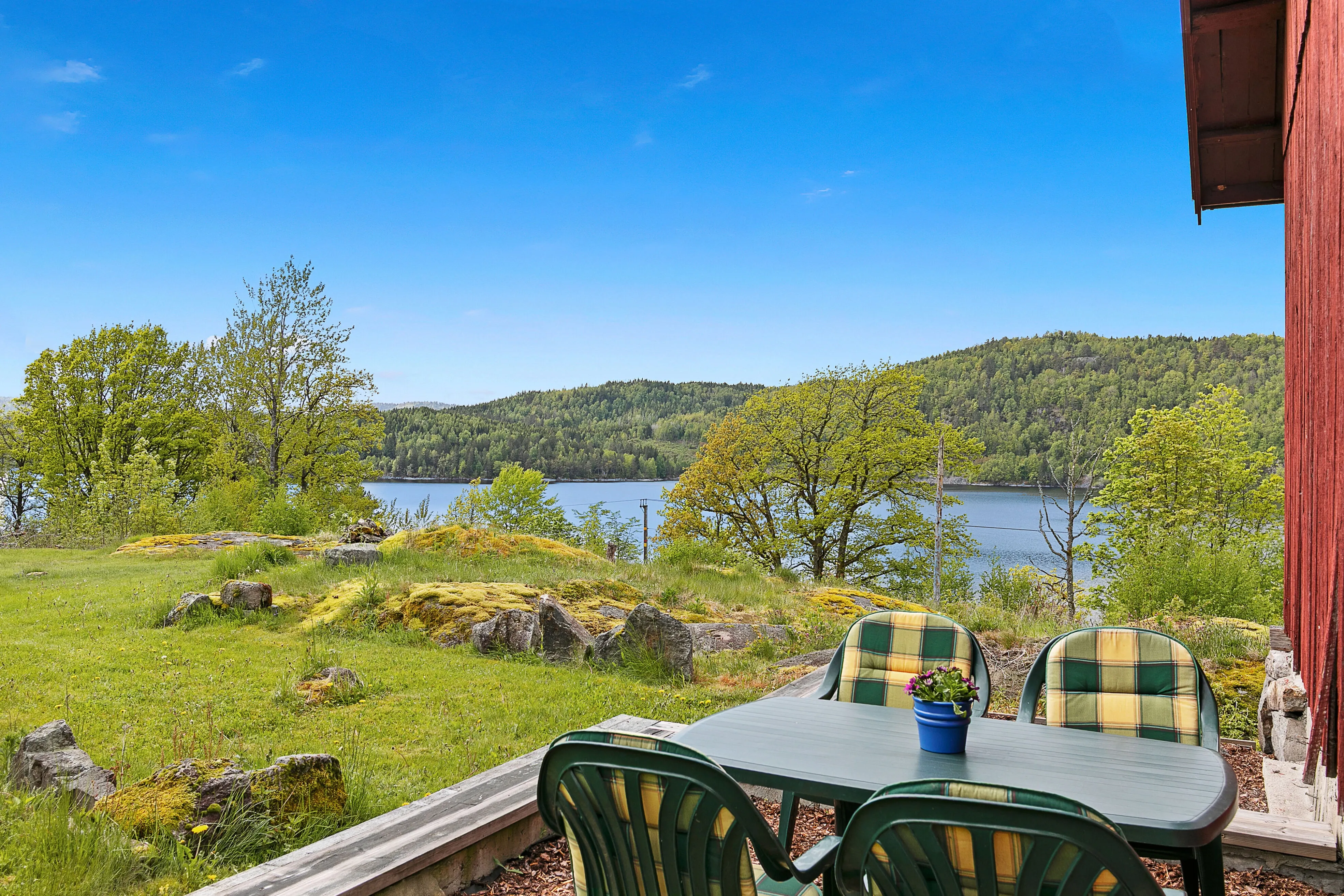 1950s Country House on Expansive Plot with Lake Access in Kvelde, Norway - Image 3