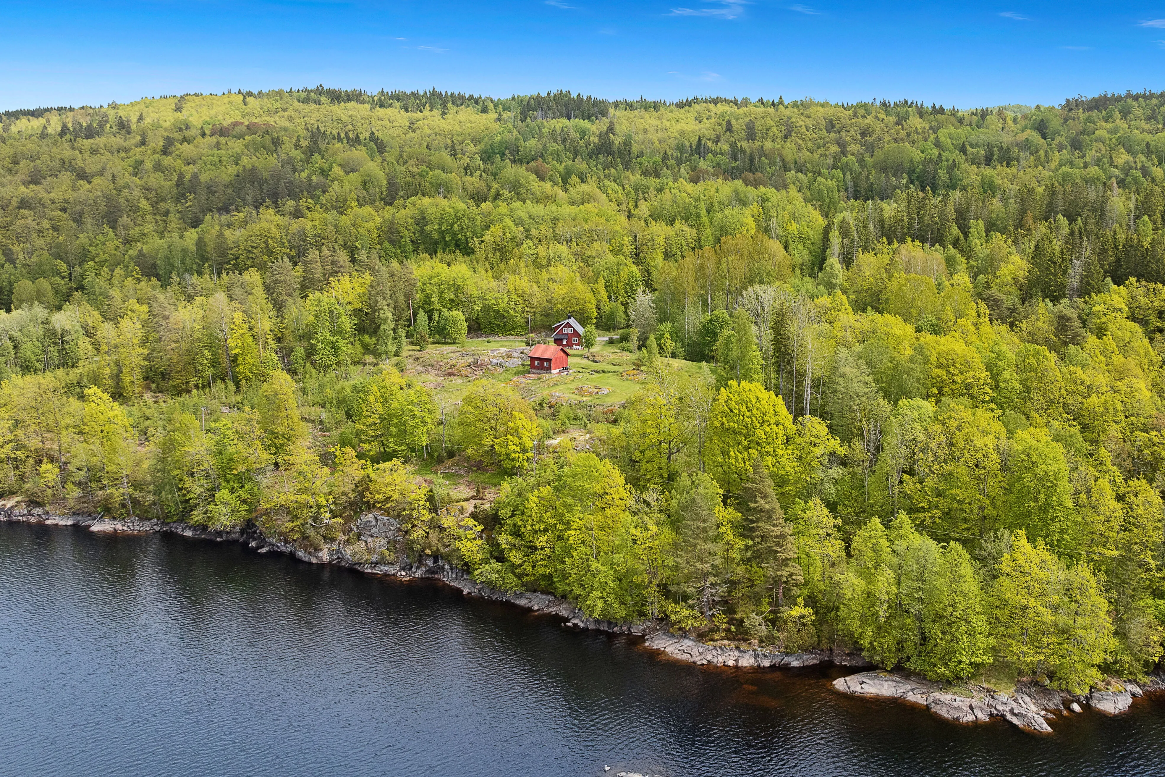 1950s Country House on Expansive Plot with Lake Access in Kvelde, Norway - Image 4