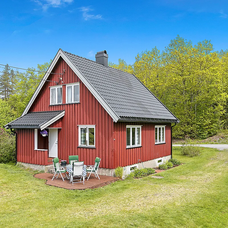 1950s Country House on Expansive Plot with Lake Access in Kvelde, Norway