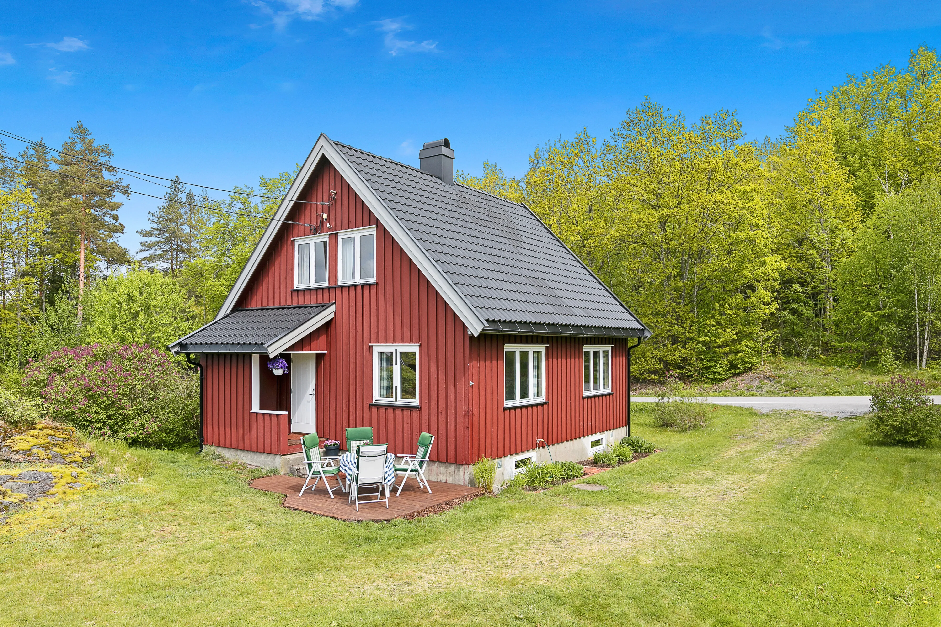 1950s Country House on Expansive Plot with Lake Access in Kvelde, Norway - Image 1