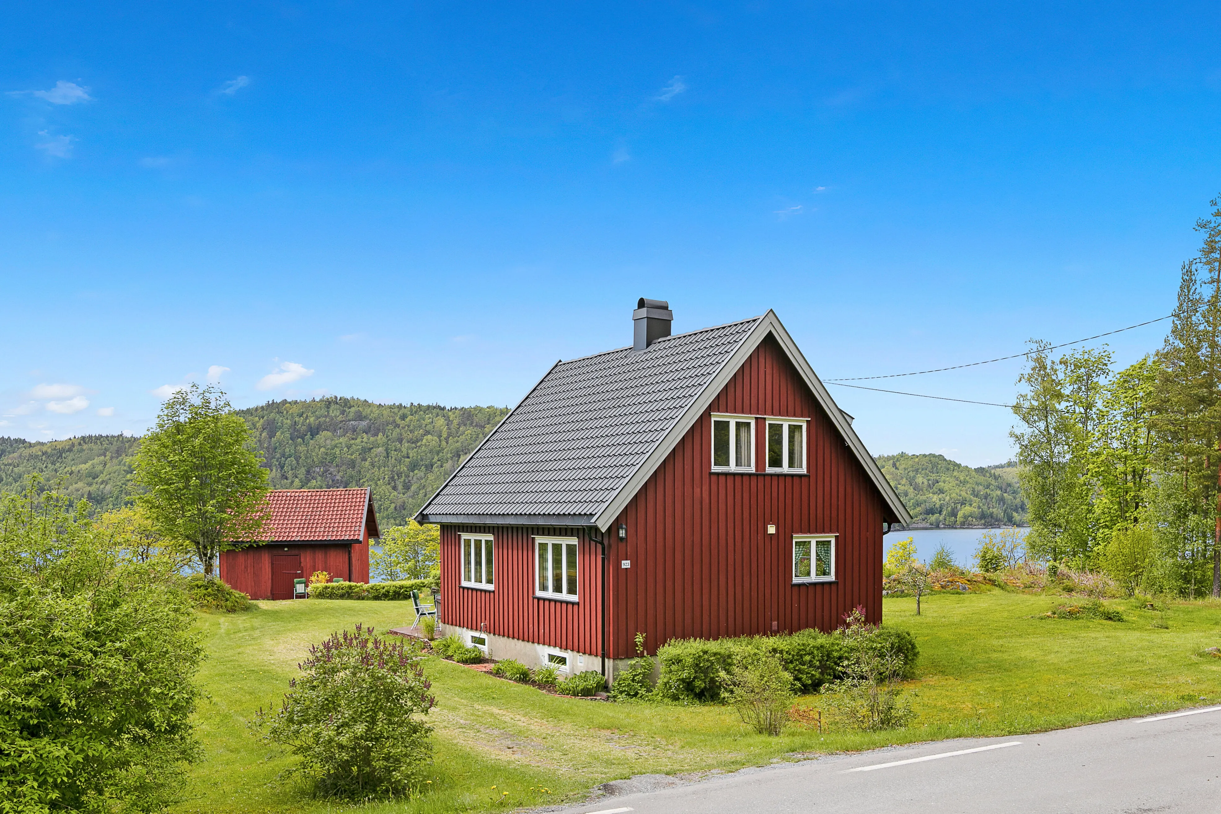 1950s Country House on Expansive Plot with Lake Access in Kvelde, Norway - View image 6 of 38