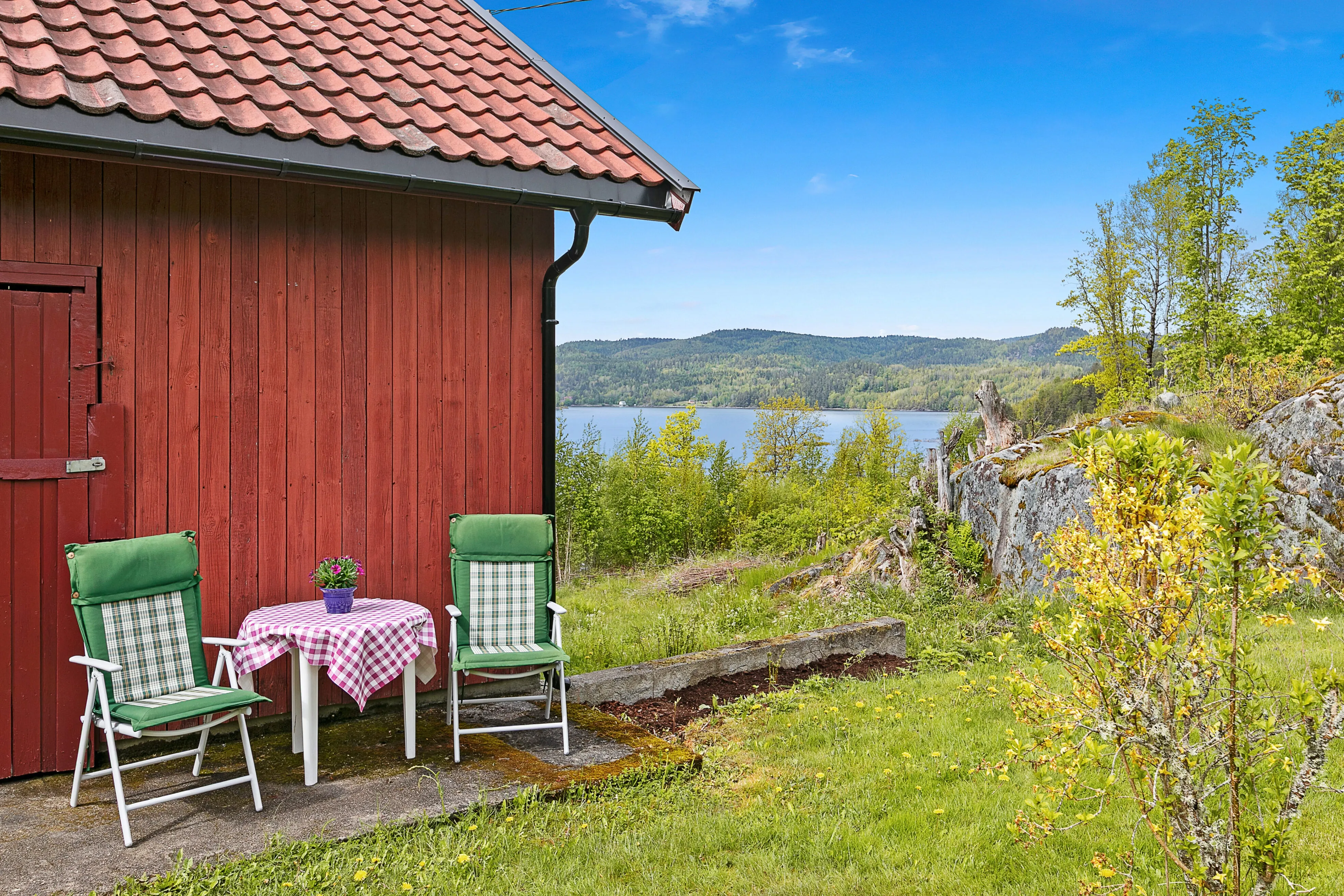 1950s Country House on Expansive Plot with Lake Access in Kvelde, Norway - View image 37 of 38