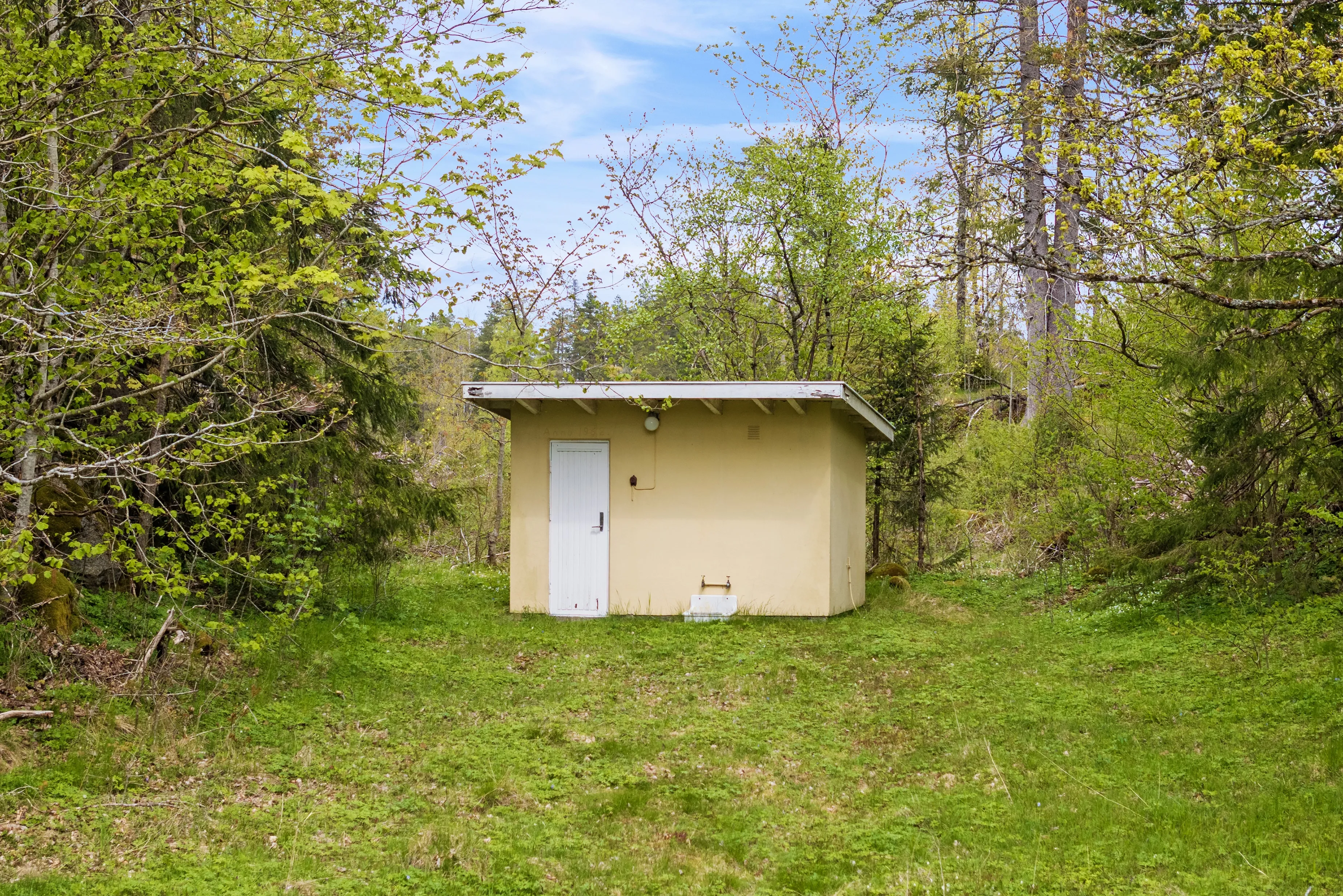 Historic 1900 Cabin in Sandefjord with Terrace and Expansive Woodland Lot - View image 30 of 33