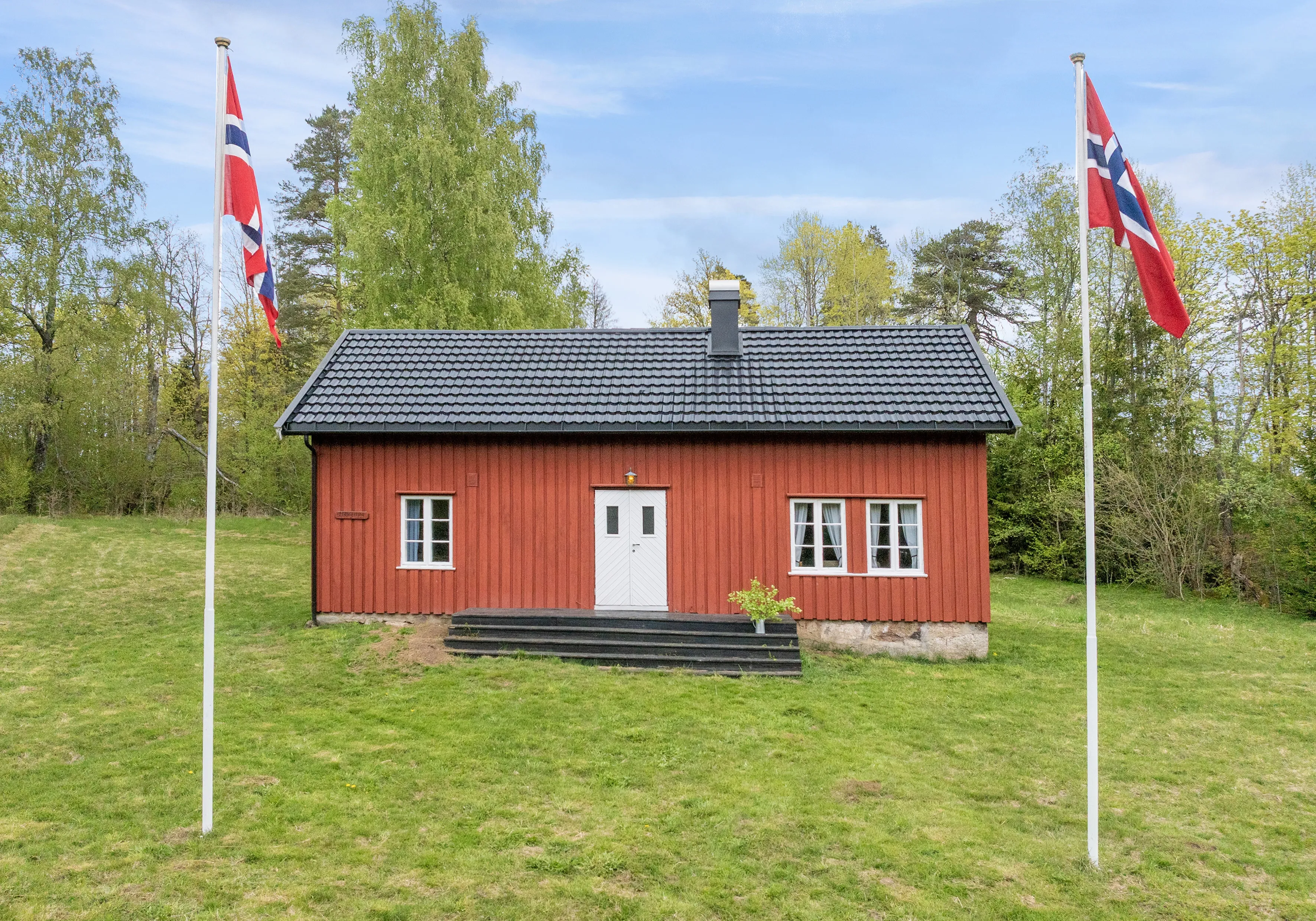 Historic 1900 Cabin in Sandefjord with Terrace and Expansive Woodland Lot - View image 32 of 33
