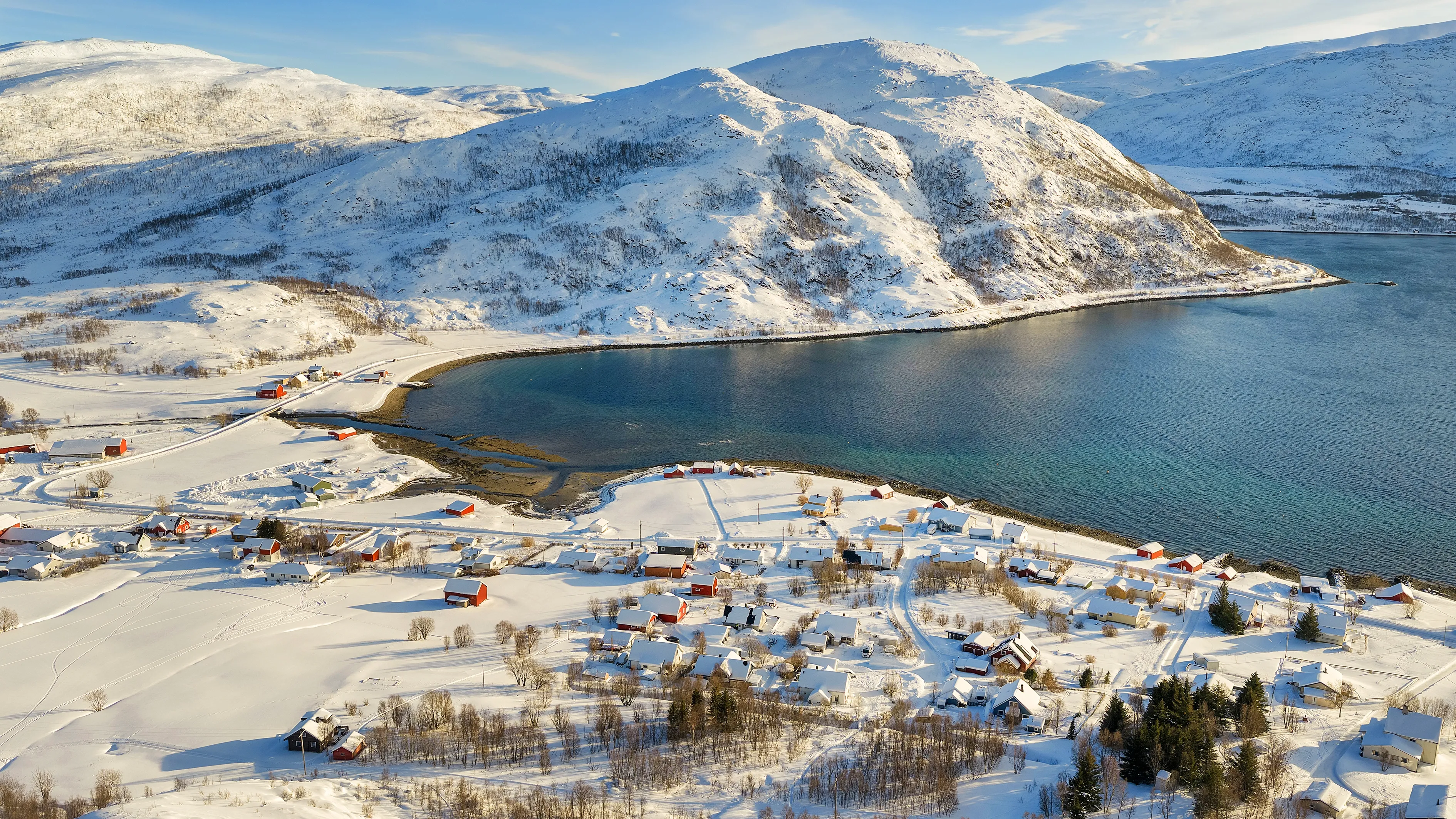 Scenic 1989 Cabin with Terrace in Norway's Skulsfjord - Image 3