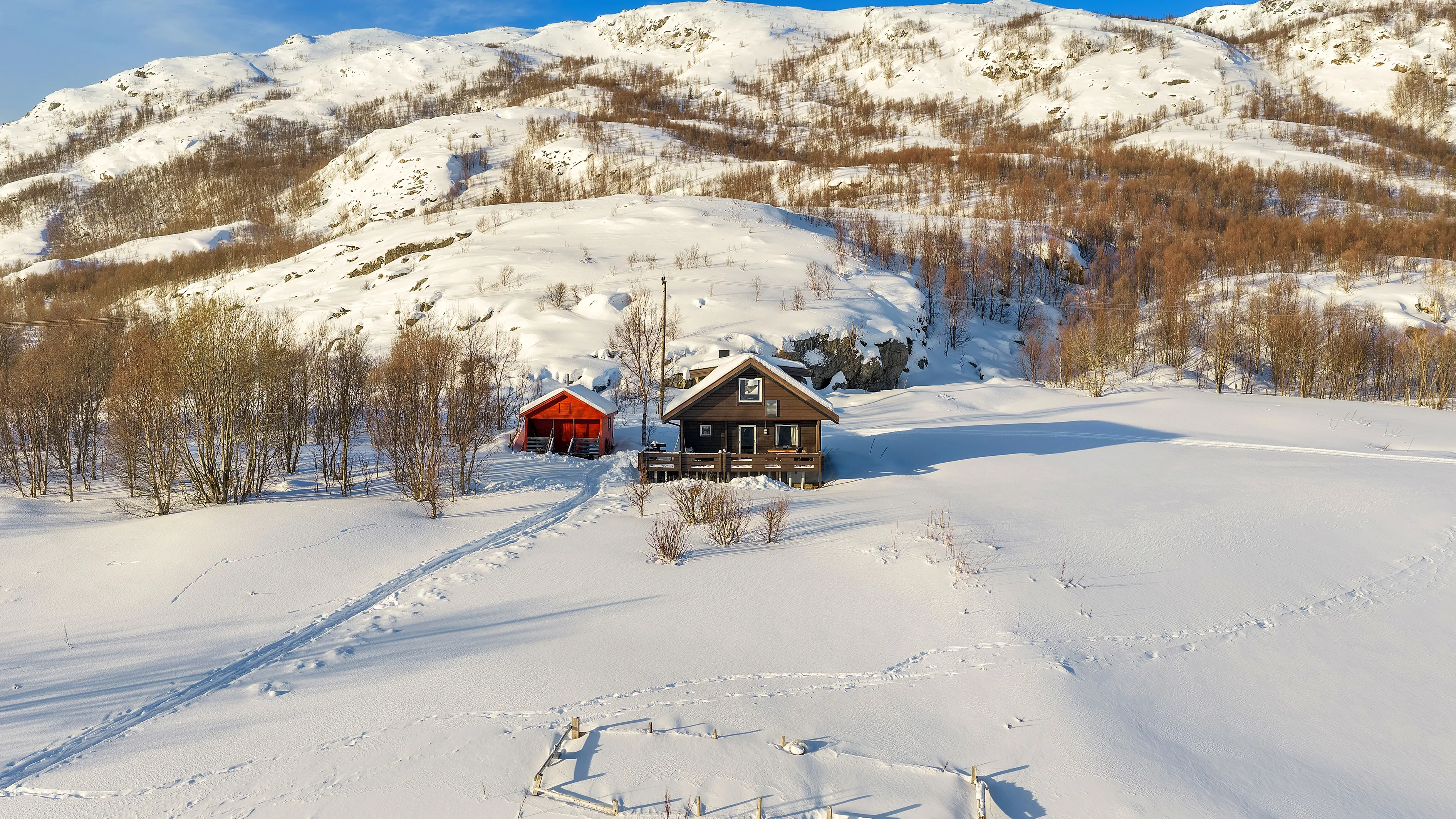 Scenic 1989 Cabin with Terrace in Norway's Skulsfjord - Image 2