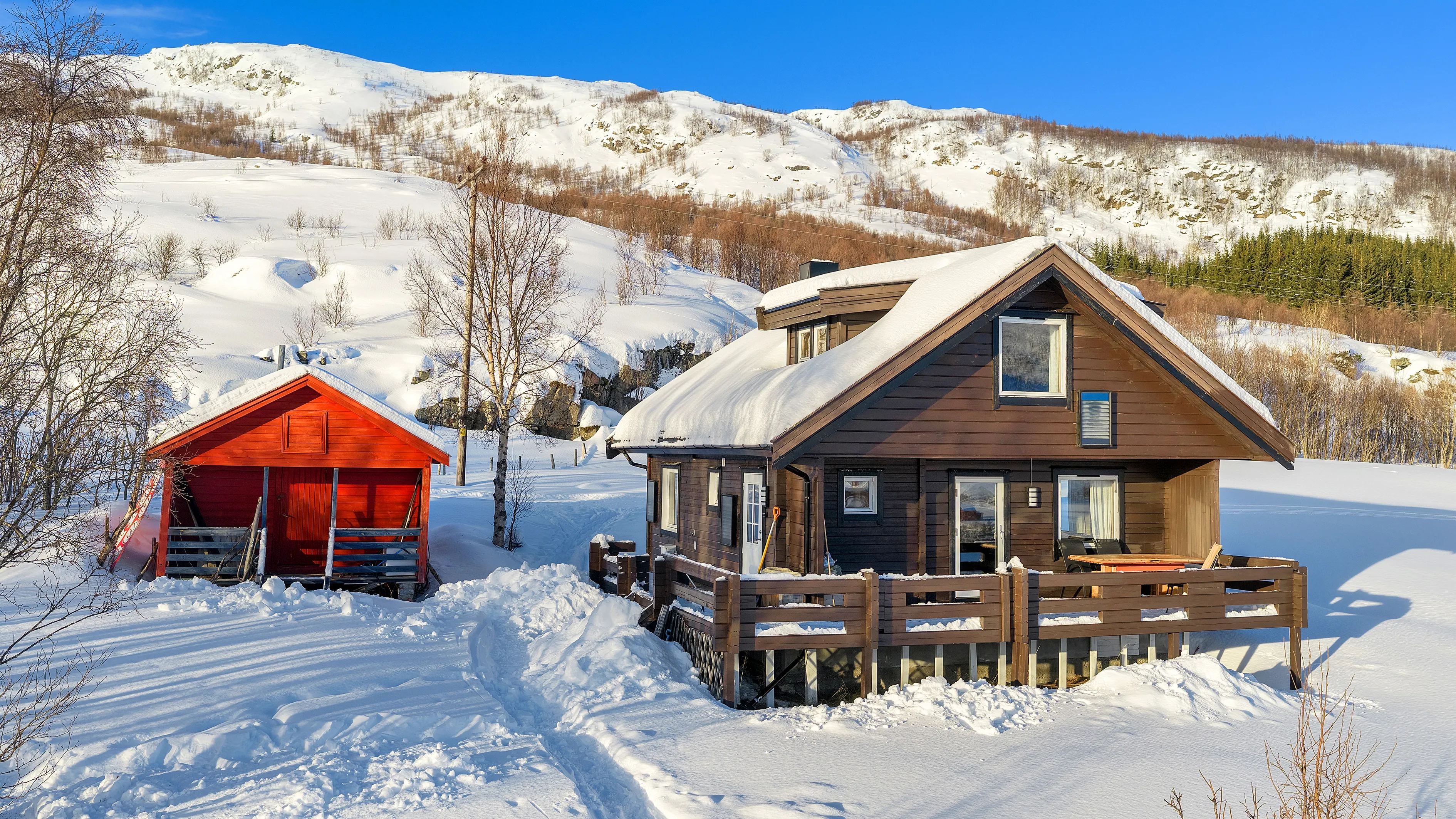 Scenic 1989 Cabin with Terrace in Norway's Skulsfjord - Image 1