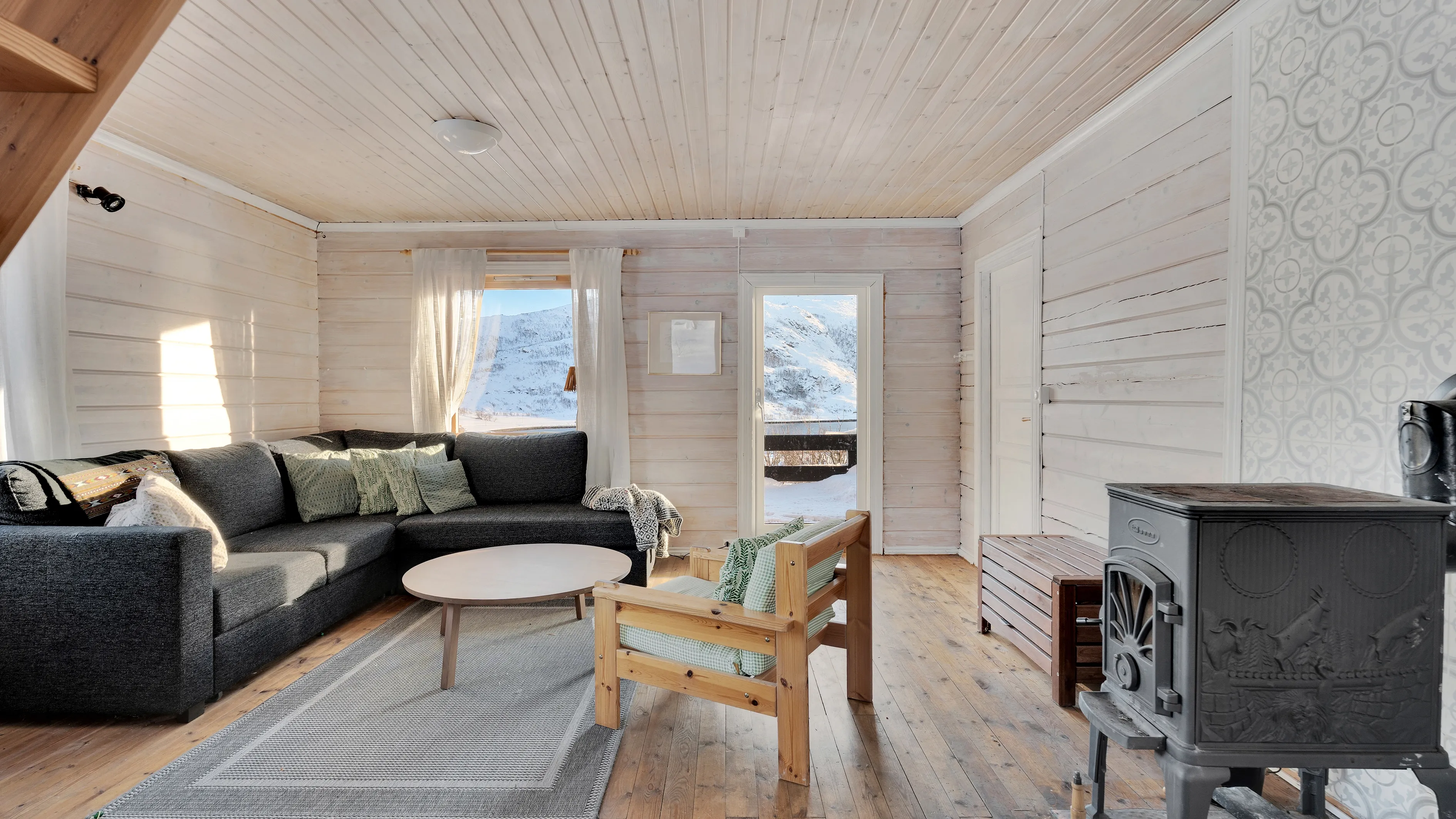 Scenic 1989 Cabin with Terrace in Norway's Skulsfjord - Image 5