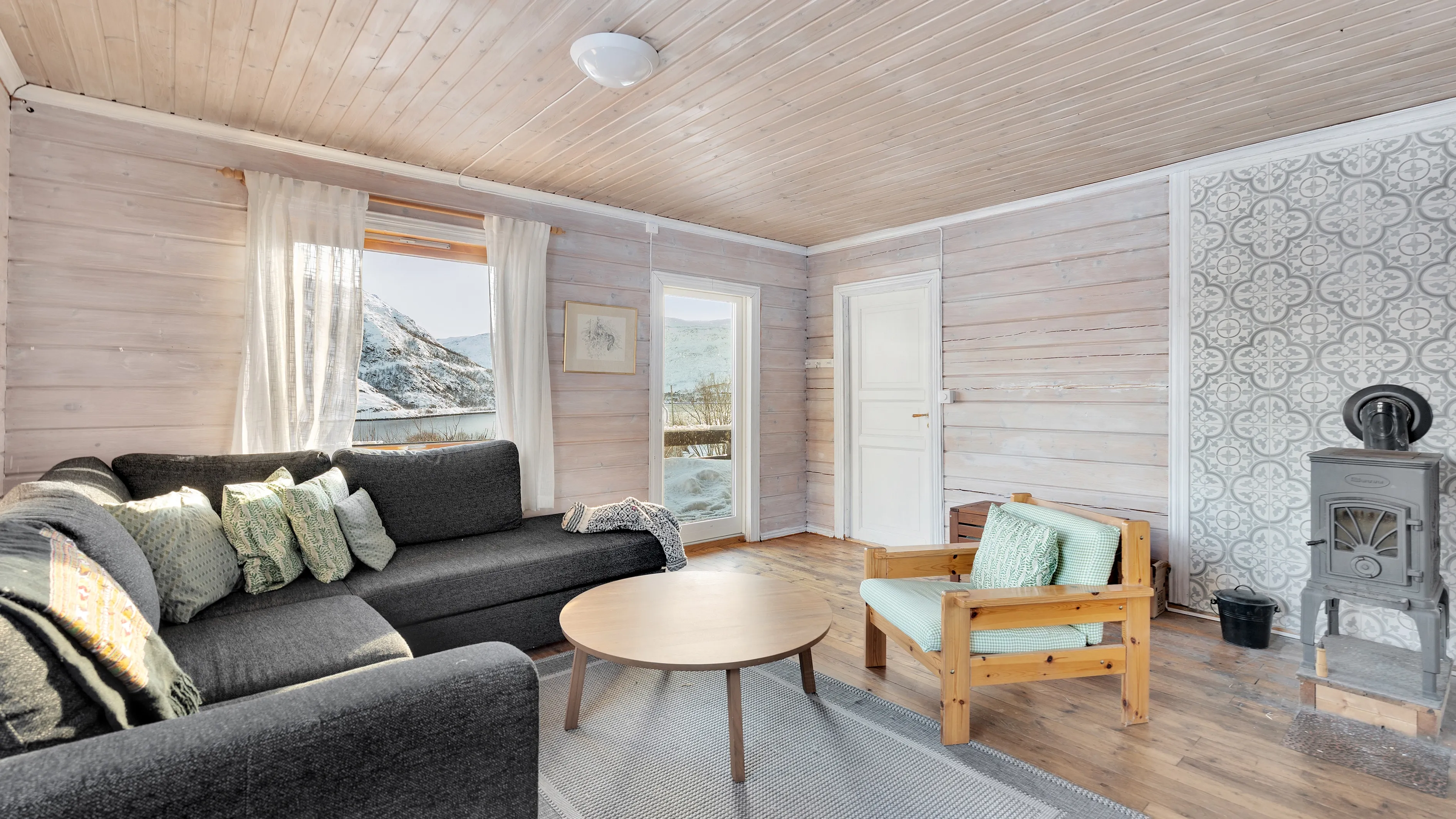 Scenic 1989 Cabin with Terrace in Norway's Skulsfjord - View image 7 of 39
