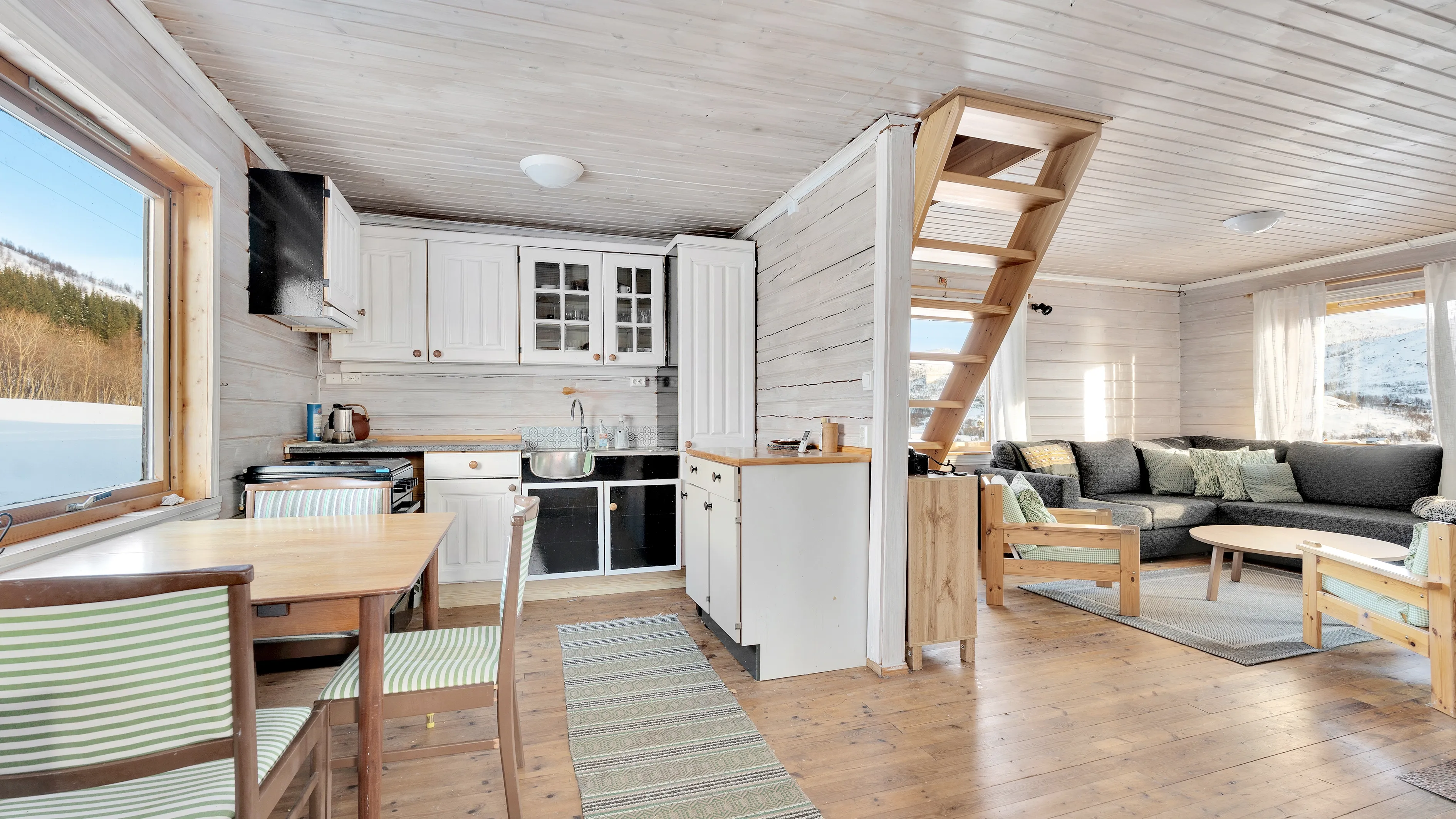 Scenic 1989 Cabin with Terrace in Norway's Skulsfjord - View image 10 of 39