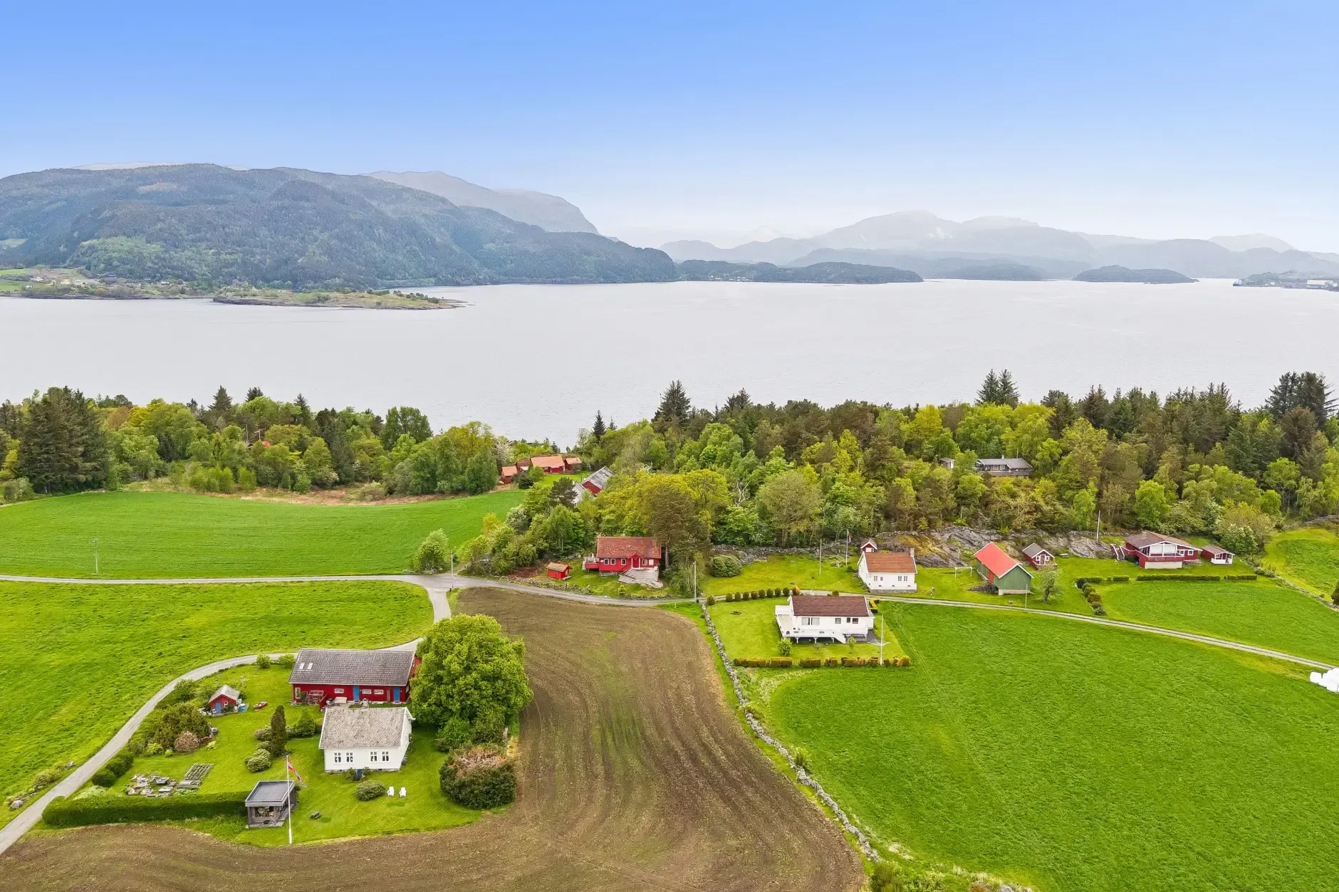 1990s Norwegian Country House with 4 Bedrooms and Sea Proximity - Image 3