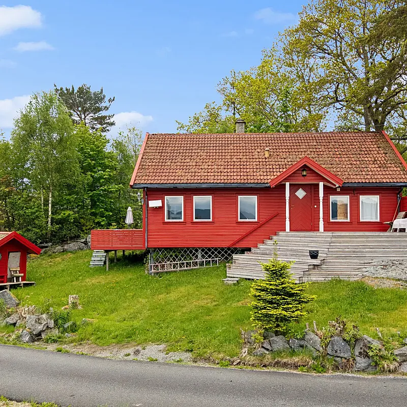 1990s Norwegian Country House with 4 Bedrooms and Sea Proximity