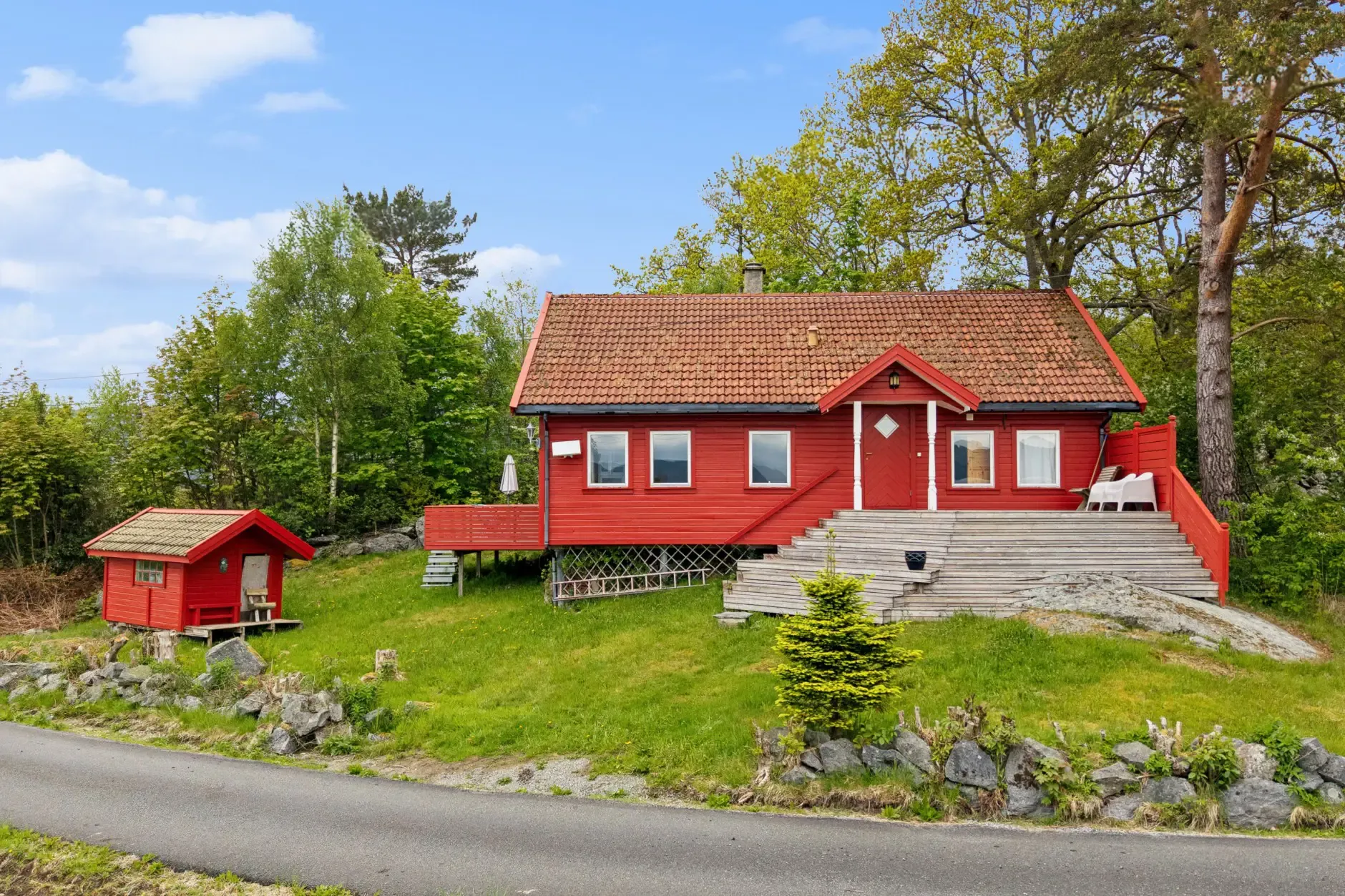 1990s Norwegian Country House with 4 Bedrooms and Sea Proximity - Image 1