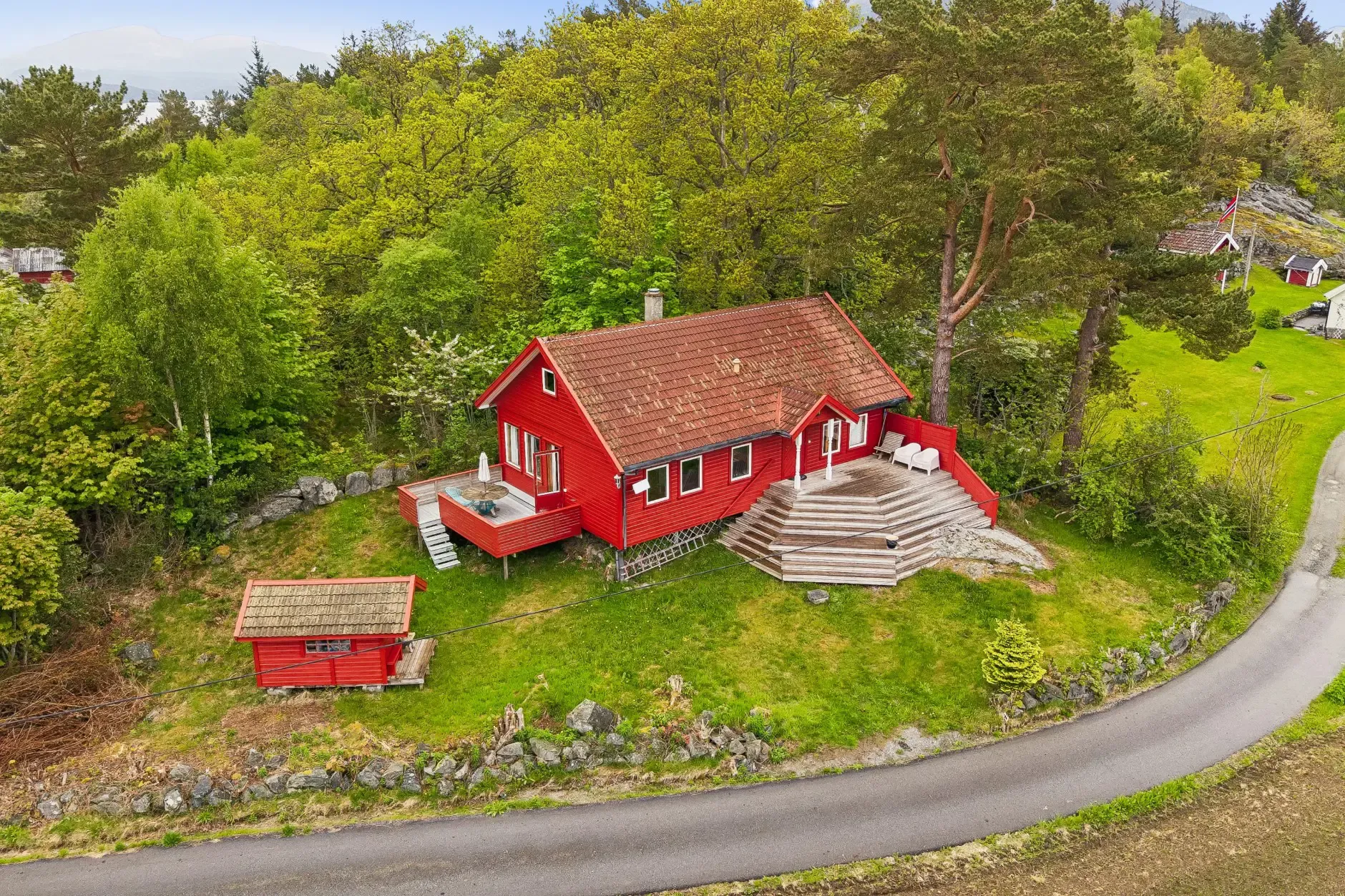 1990s Norwegian Country House with 4 Bedrooms and Sea Proximity - Image 2