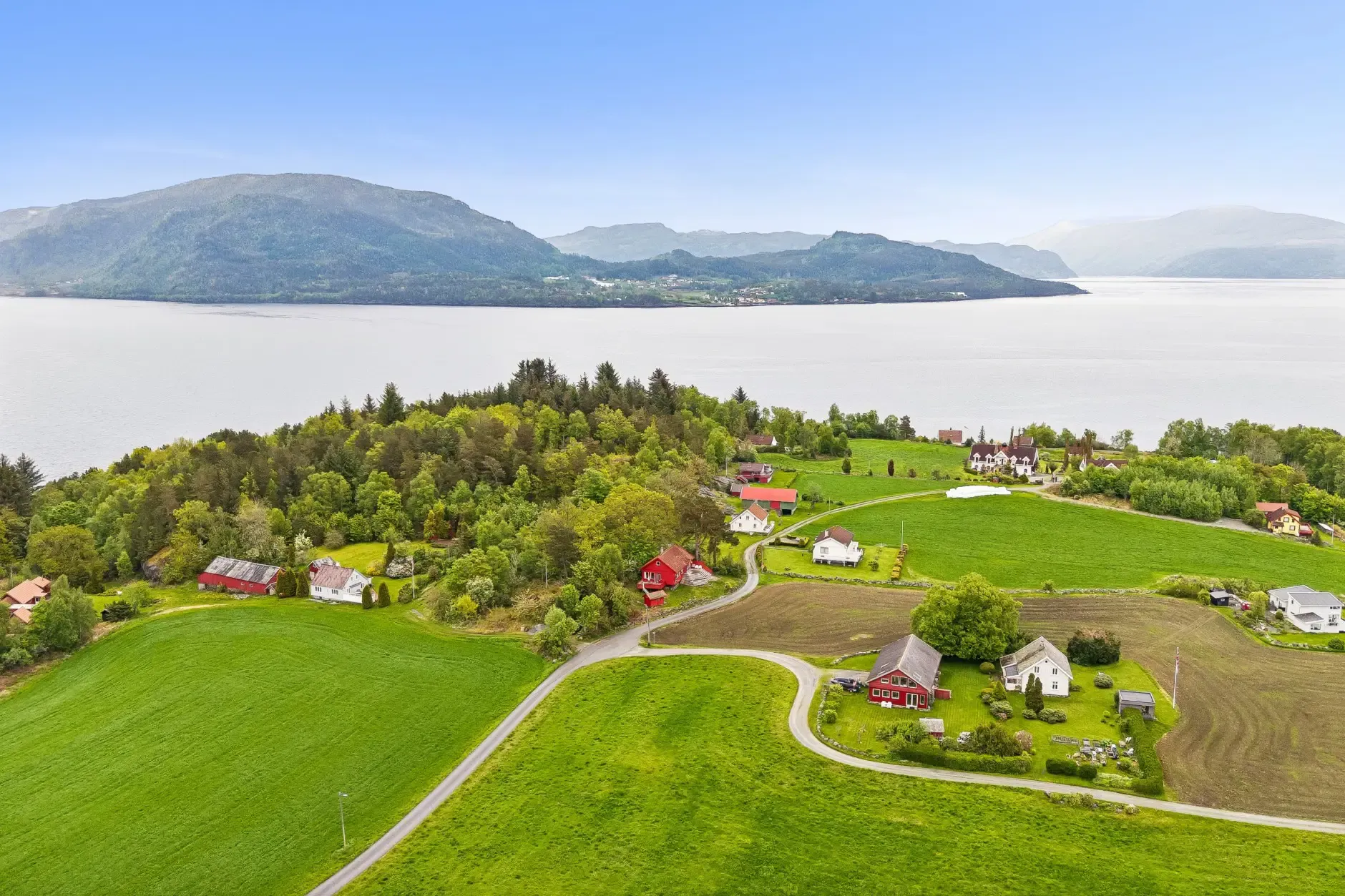 1990s Norwegian Country House with 4 Bedrooms and Sea Proximity - Image 4