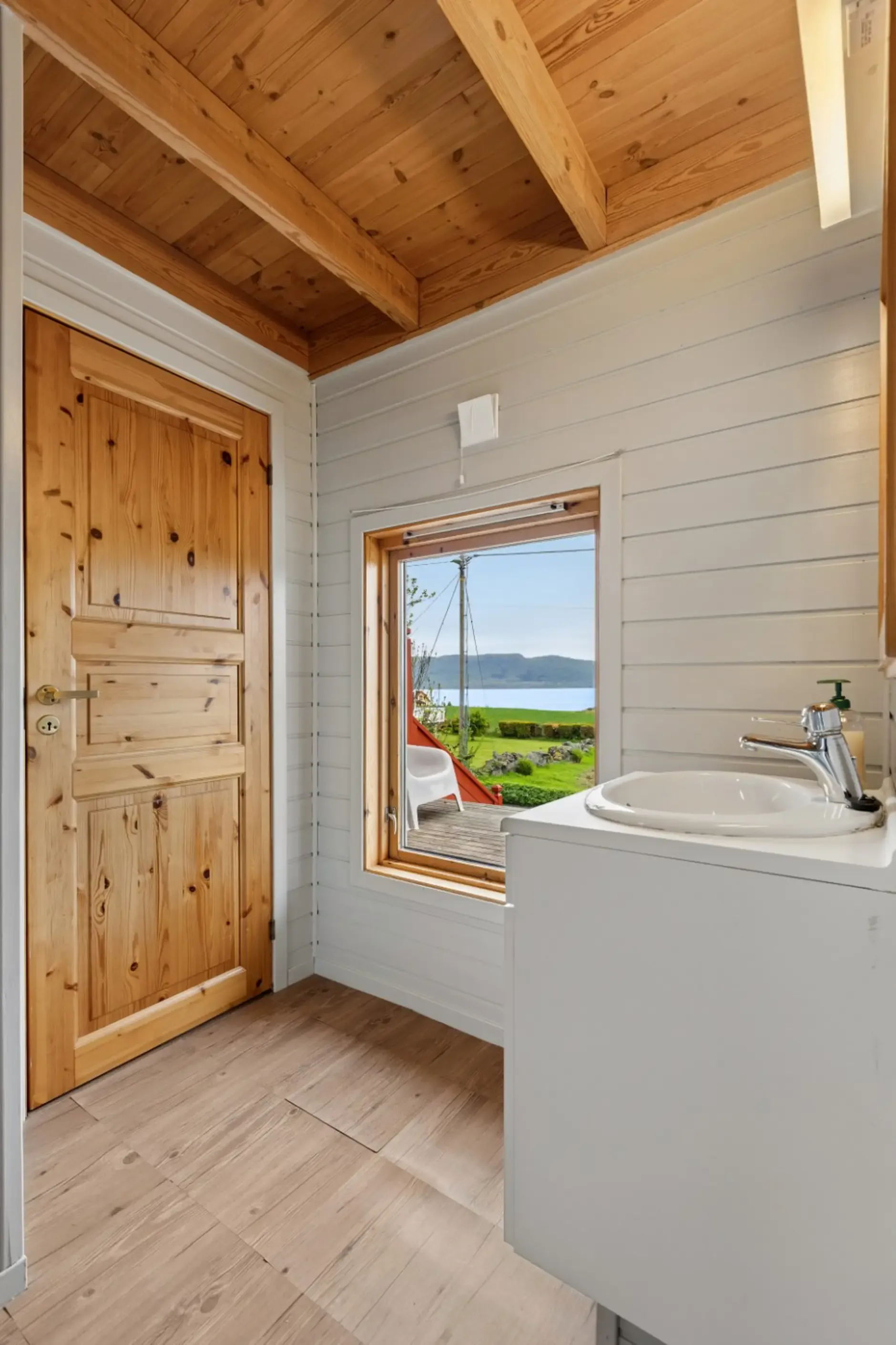 1990s Norwegian Country House with 4 Bedrooms and Sea Proximity - View image 17 of 33