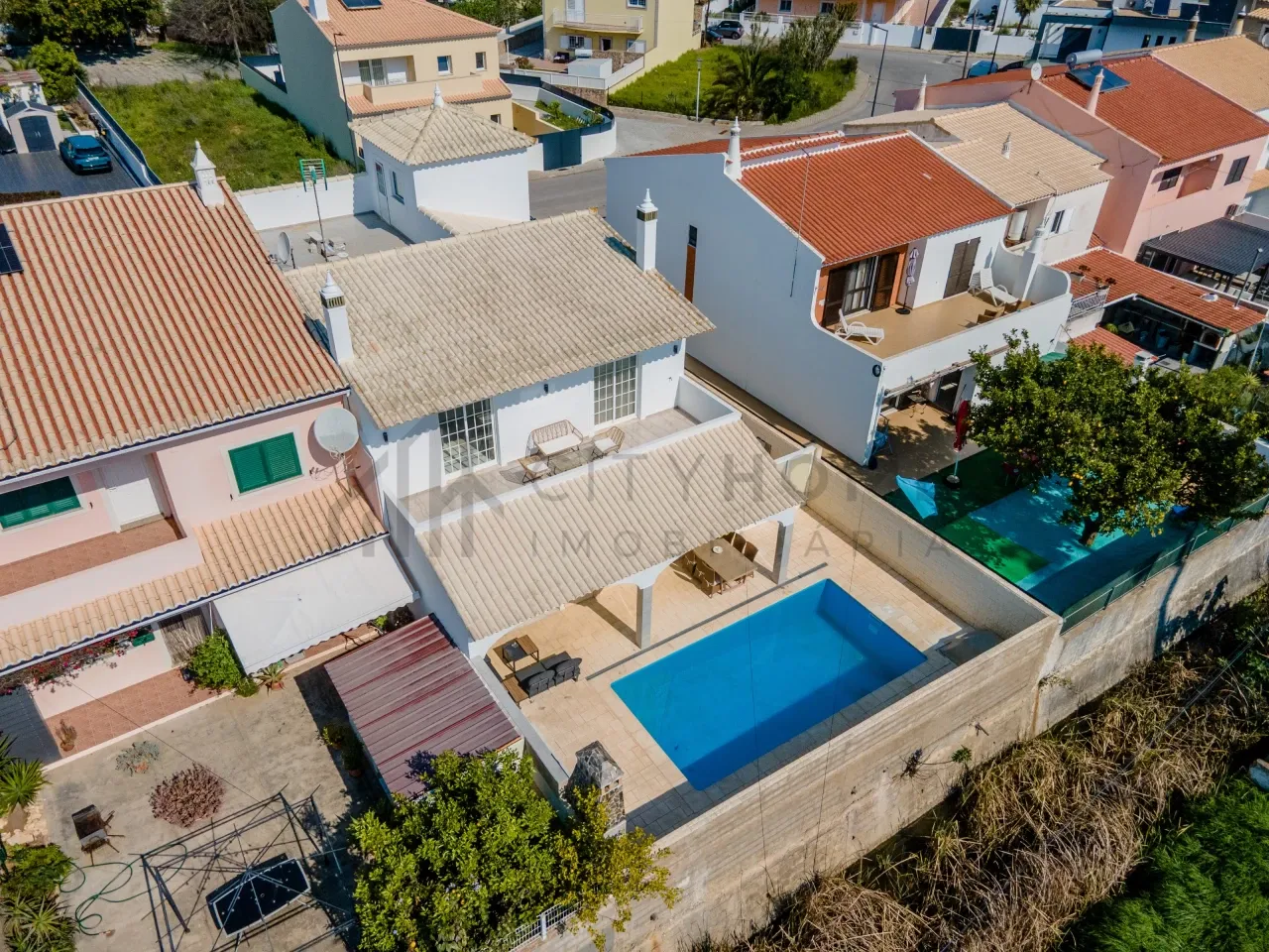 Modern 3-Bedroom Villa with Pool and Terrace in Vibrant Lagoa, Portugal - Image 3