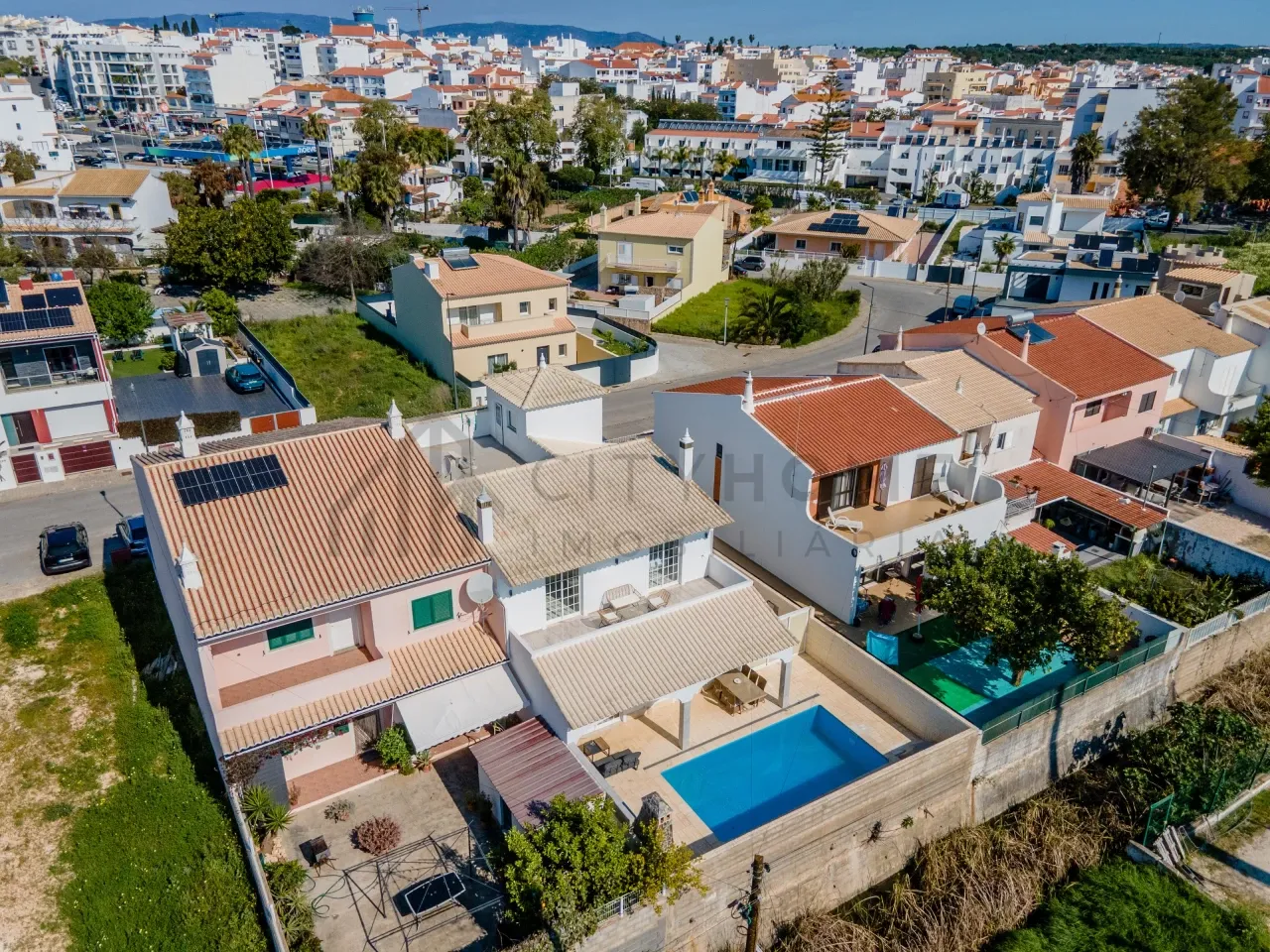 Modern 3-Bedroom Villa with Pool and Terrace in Vibrant Lagoa, Portugal - Image 4