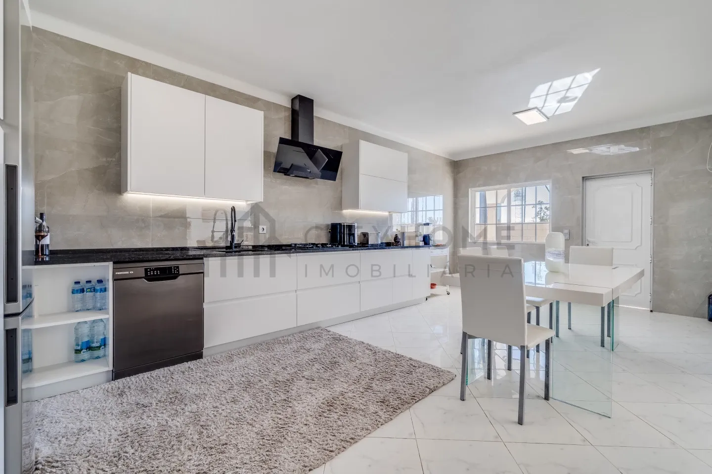 Modern 3-Bedroom Villa with Pool and Terrace in Vibrant Lagoa, Portugal - View image 9 of 50