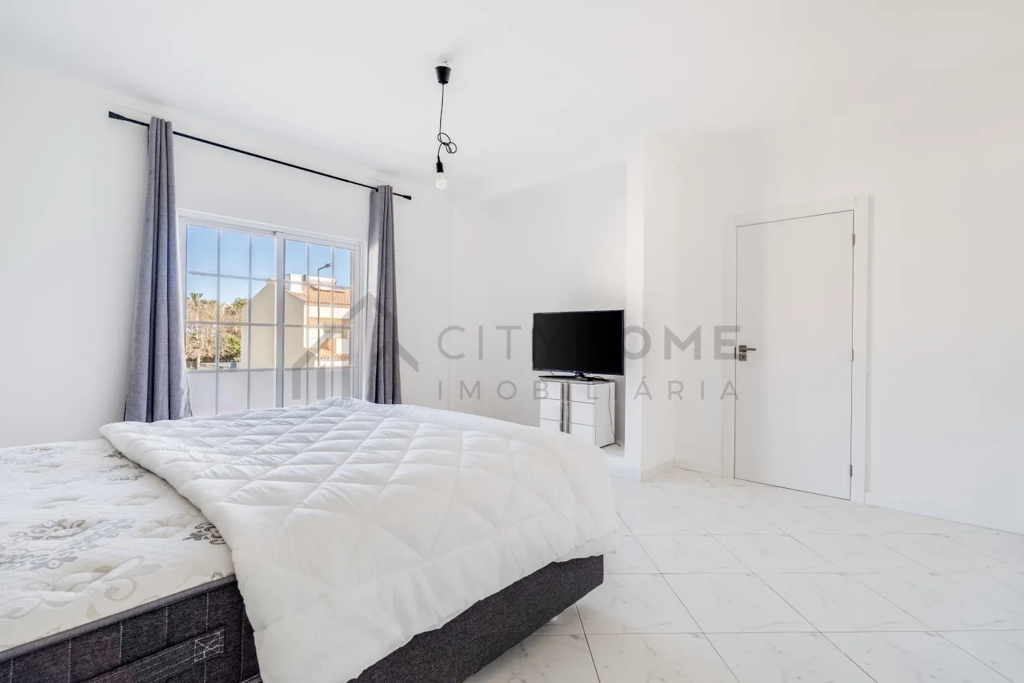 Modern 3-Bedroom Villa with Pool and Terrace in Vibrant Lagoa, Portugal - View image 20 of 50