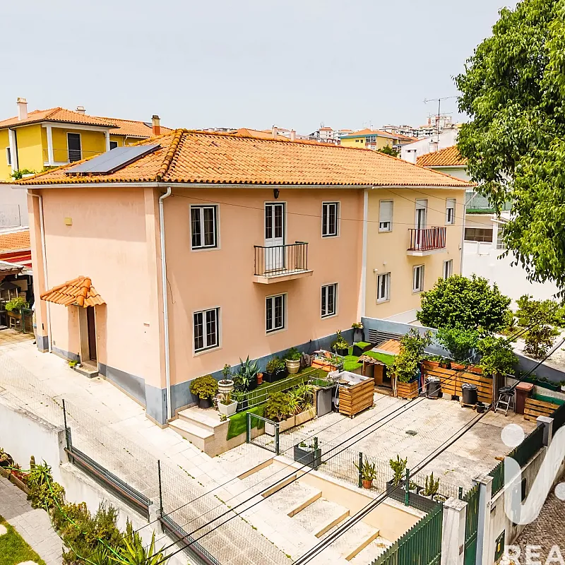 Spacious 1970s Family Home with Garden and Garage in Queluz, Lisbon