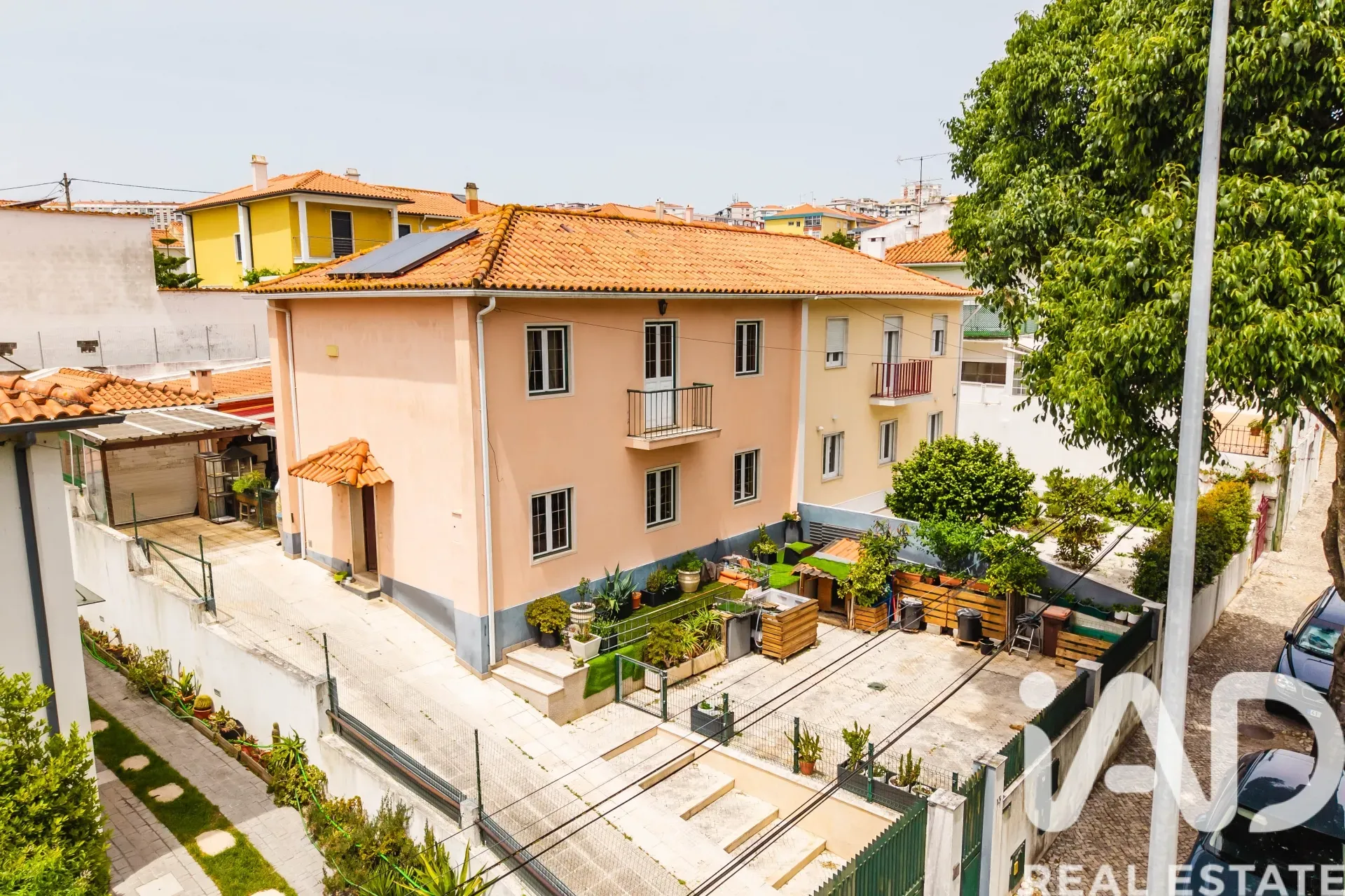 Spacious 1970s Family Home with Garden and Garage in Queluz, Lisbon - Image 1