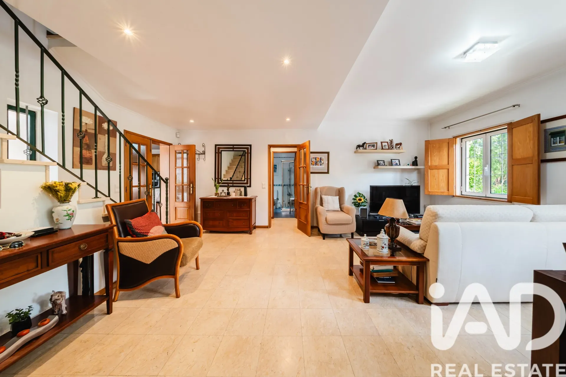 Spacious 1970s Family Home with Garden and Garage in Queluz, Lisbon - View image 10 of 38