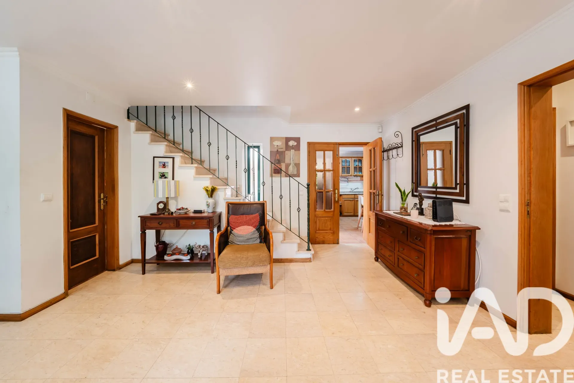 Spacious 1970s Family Home with Garden and Garage in Queluz, Lisbon - View image 11 of 38