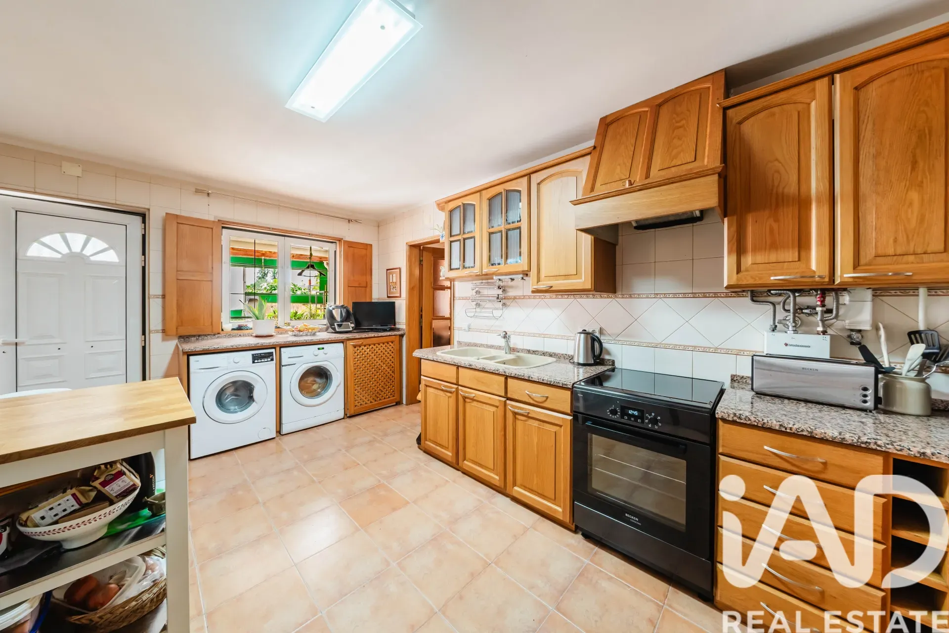 Spacious 1970s Family Home with Garden and Garage in Queluz, Lisbon - View image 15 of 38