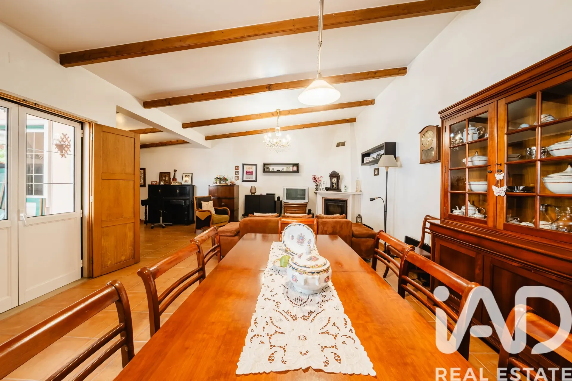 Spacious 1970s Family Home with Garden and Garage in Queluz, Lisbon - View image 17 of 38