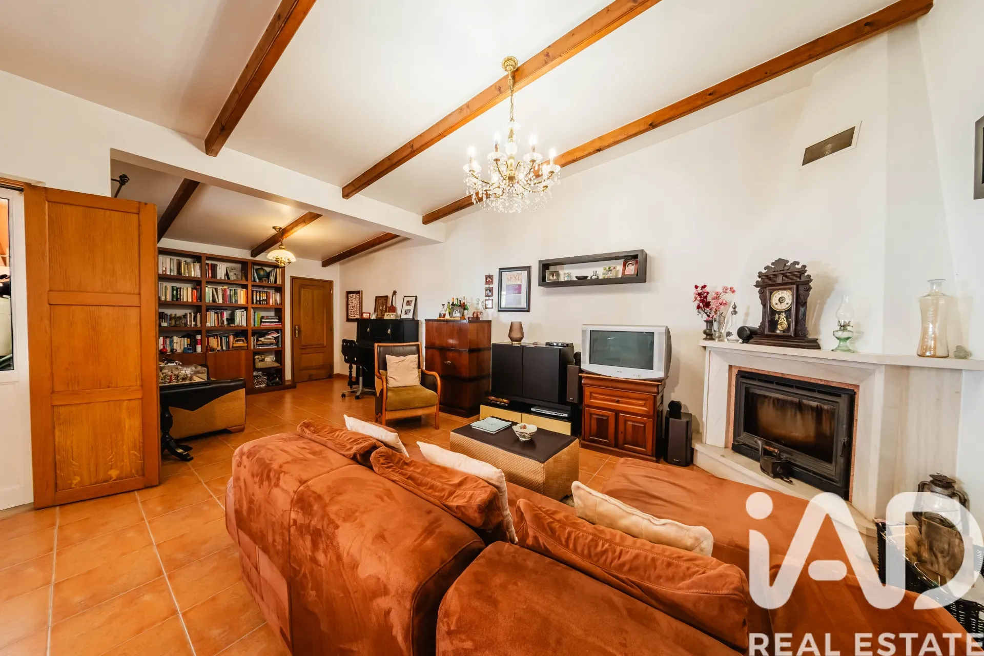 Spacious 1970s Family Home with Garden and Garage in Queluz, Lisbon - View image 19 of 38