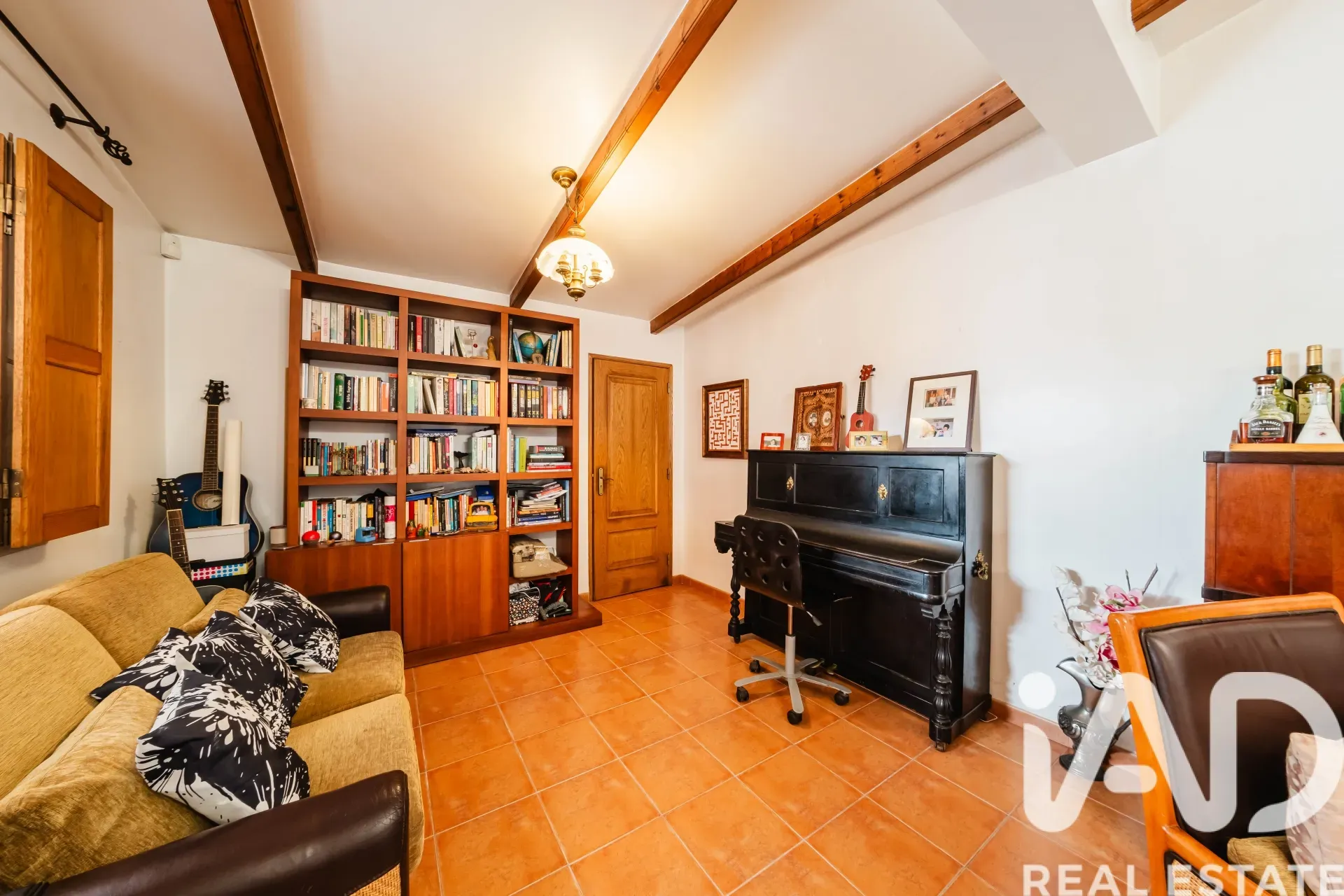 Spacious 1970s Family Home with Garden and Garage in Queluz, Lisbon - View image 20 of 38