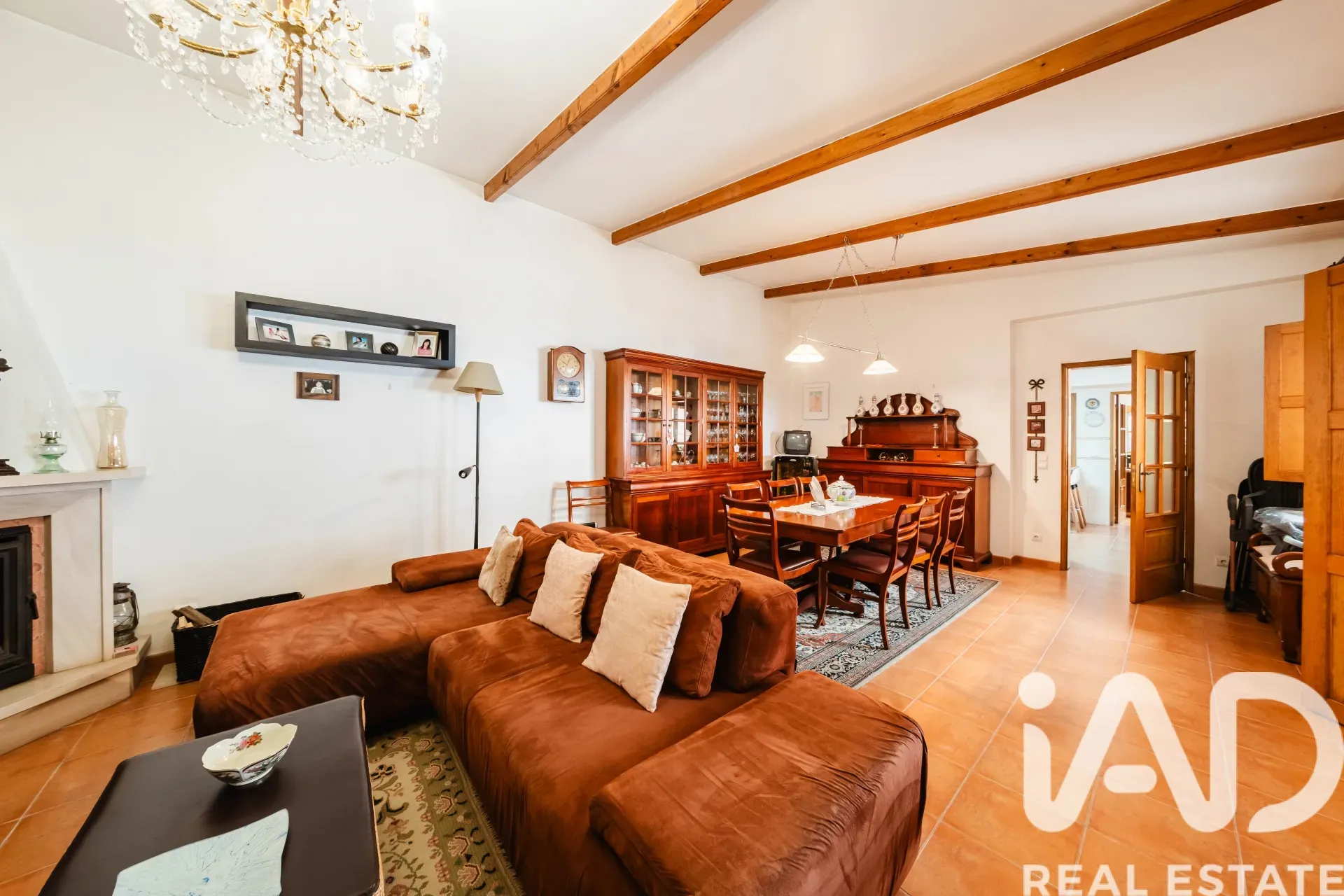 Spacious 1970s Family Home with Garden and Garage in Queluz, Lisbon - View image 21 of 38