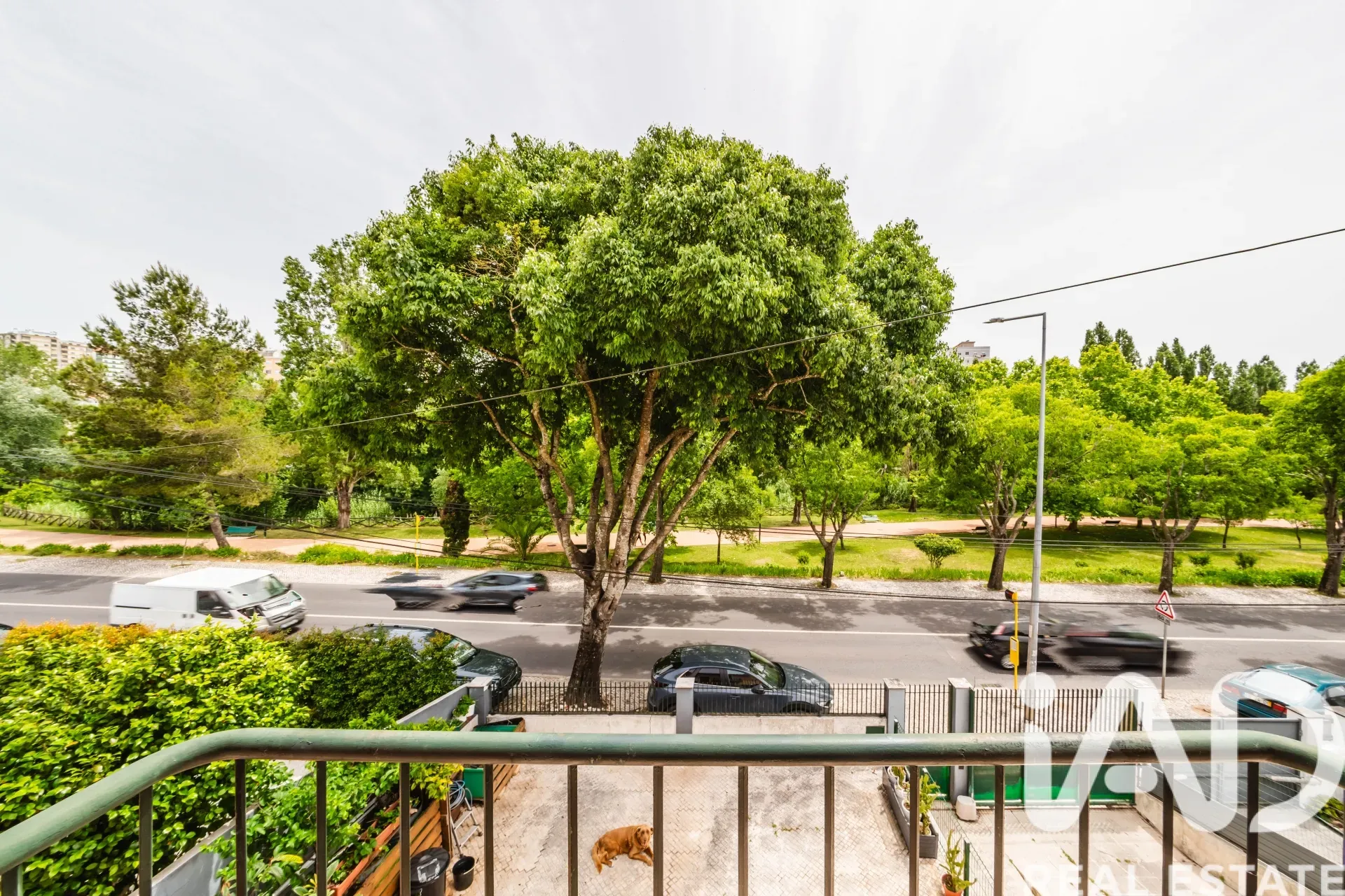 Spacious 1970s Family Home with Garden and Garage in Queluz, Lisbon - View image 24 of 38